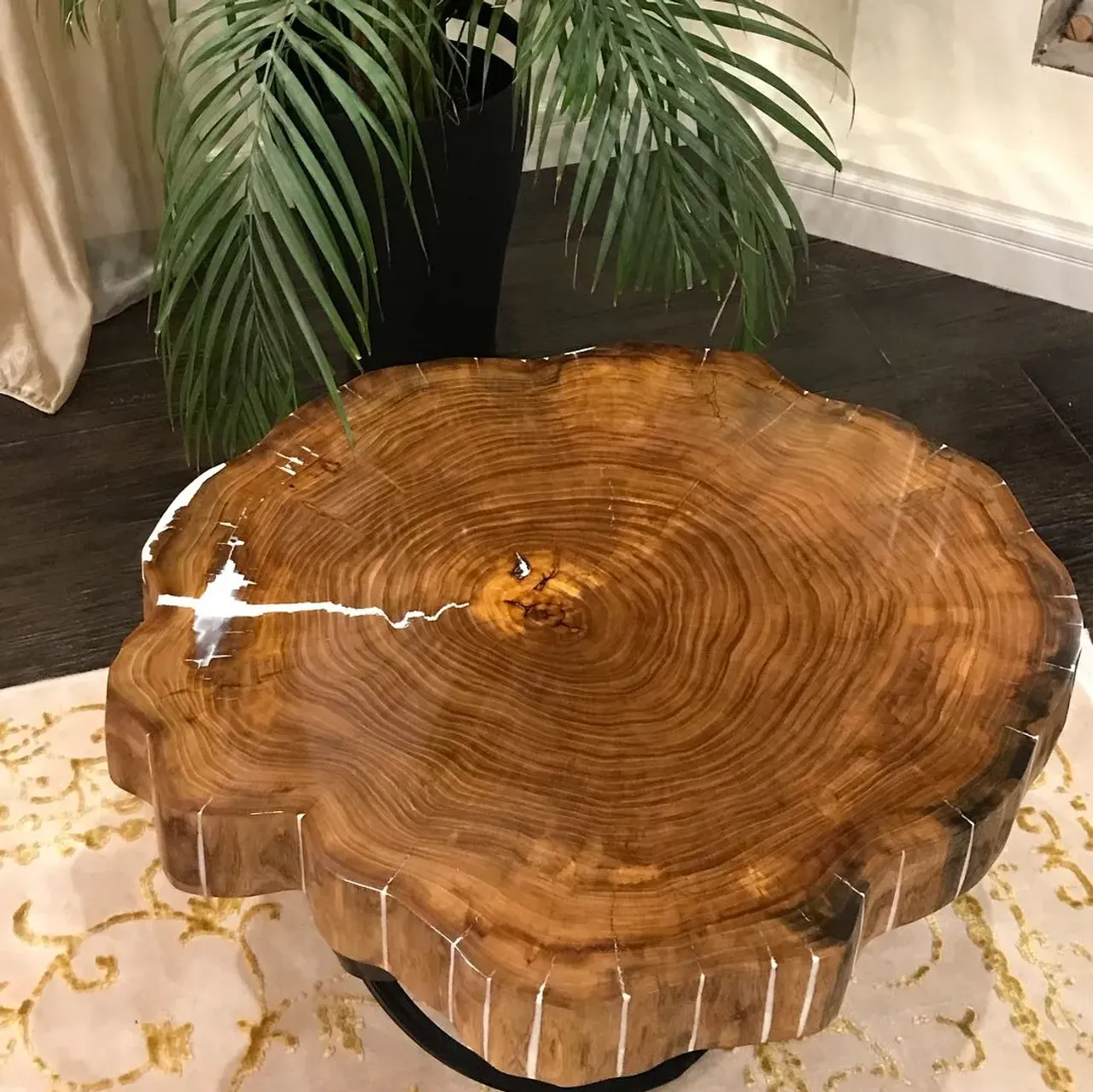 Традиционно кофейные столики разделяют по их функциям, но это не означает, что они не могут быть одновременно и красивыми, и практичными. Проектировщики и дизайнеры отлично понимают потребности своих потенциальных клиентов, а потому сами разделили столики на такие типы:

Практичные. Отличаются широкой, большой столешницей, имеют минимум декоративных элементов и могут вмещать в себя ящики, небольшие отделения. Отлично подходят в качестве хранилища каких-либо вещей (журналов, книг, безделиц), которые всегда должны быть под рукой, но не на виду. Сама столешница предназначена для журналов, пультов, чашек, вазочек с закуской, настольных игр и т.п.
Трансформеры. Кофейные столики с сюрпризом! Могут в пару простых манипуляций превратиться в полноценный небольшой столик, тумбочку, банкету ила даже в стул/пуф. Их выбирают те, кто ценит эргономичность и экономит свободное пространство в комнате.
Декоративные, дизайнерские, т.е. сугубо для украшения интерьера. Не могут вместить в себя большое количество предметов, ящиков обычно не имеют, не раскладываются. Обладают высокими эстетическими качествами: причудливые формы, необычный материал. Служат для украшения комнаты или в качестве составляющей какой-либо дизайнерской конструкции (для кашпо, статуэток, эко-мха и т.д.). дерево#Звенигород#Москва#душа#сделаннослюбовью#столики##лофт#интерьер#слэб#дуб#спил#дизайн#горнаяакация#карагач#камин#стол#мебель#эксклюзив#подарок#масло#авторскийдизайн#кавказскийдуб#wood#клен#дуб#орех#. ☎️+7 915 3363 520