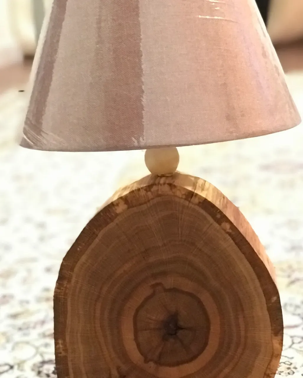 Эко-свет и эко-торшер, абажур, светильник вольётся в ваш интерьер , согревая и украшая его. Спил дуба.  #светильник#свет#торшер#абажур#эко#стиль#интерьер#спил#дуб#экологично#тепло#освещение#слэб#красота#дизайн#