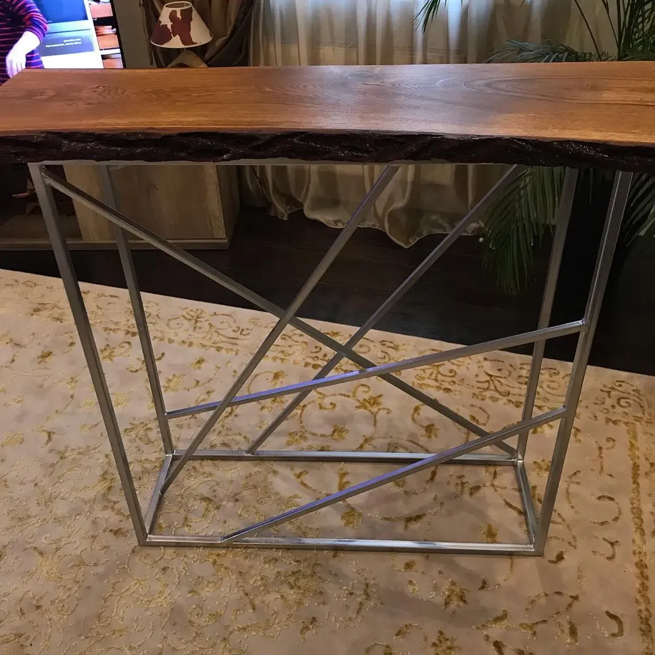 Консоли-они сейчас являются неотъемлемой частью Интерьера . Прекрасно разделяют пространство, служат барной стойкой, да и банально-создают уют.
⠀
А мы, в свою очередь,можем исполнить любую прихоть и самую бурную фантазию!  #стол#столназаказ#дуб#массив#спил#столизмассива#столизмассивамосква#gappa#