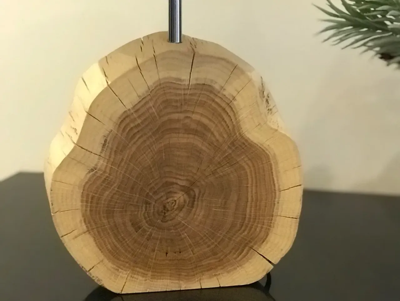 Скорей за подарками и светом в дом.  #слэб#дуб#торшер#абажур#камин#интерьер#дизай#экостиль#фактура#сделанослюбовью#ручнаяработа#артдеко#подаркилюбимым#