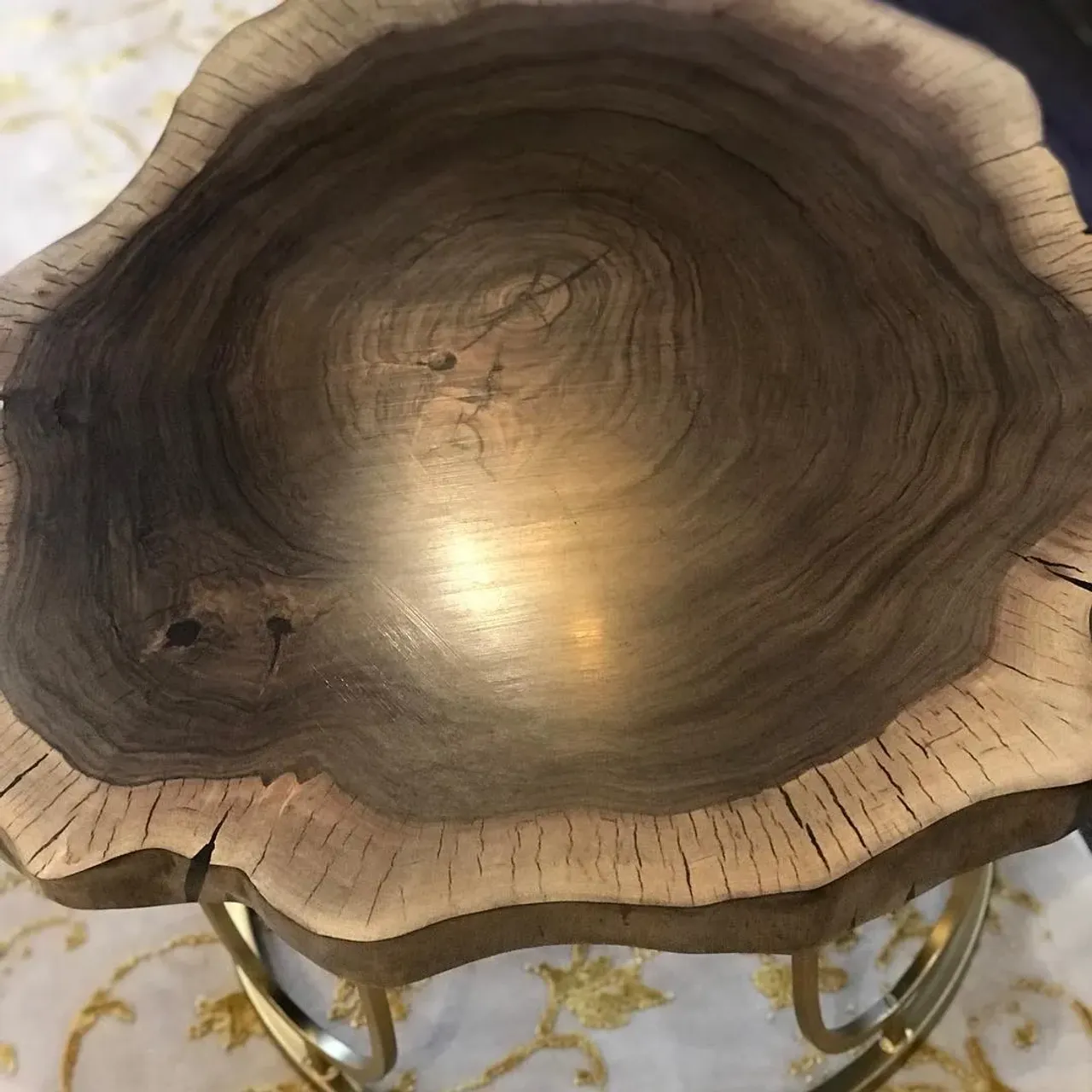 Стол сделан из цельного спила  ореха, отличный журнальный стол современного дизайна.
⠀
Гармонично впишется в любой стиль вашего дома. Подстолье из стального профиля заполировано и покрыто порошковой краской.
⠀
Такие столы ограничены размером исходного материала.
У нас есть цельные доски ореха, дуба, тика, карагача.
⠀
Размеры столов до 3000 мм в длину и до 1400 мм в ширину. Толщина варьируется от 30 до 80 мм.
⠀
#неоклассика#столрека#столыизмассива#мебельназаказ#Москва#столики##лофт#интерьер#слэб#дуб#спил#дизайн#горнаяакация#карагач#камин#стол#мебель#эксклюзив#подарок#масло#авторскийдизайн#кавказскийдуб#wood#клен#дуб#орех#ильм#вяз#орех#