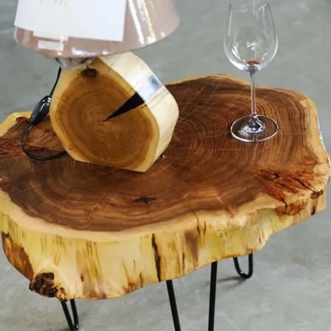 Стол-горный карагач и бокал прекрасного напитка , что может быть лучше .... #лофт#интерьер#стиль#свет#дерево#любовь#уникальность#индивидуальность#лампа#дети#ручнаяработа#сделанослюбовью#выставки#сейлы#наслюбятивыбирают#