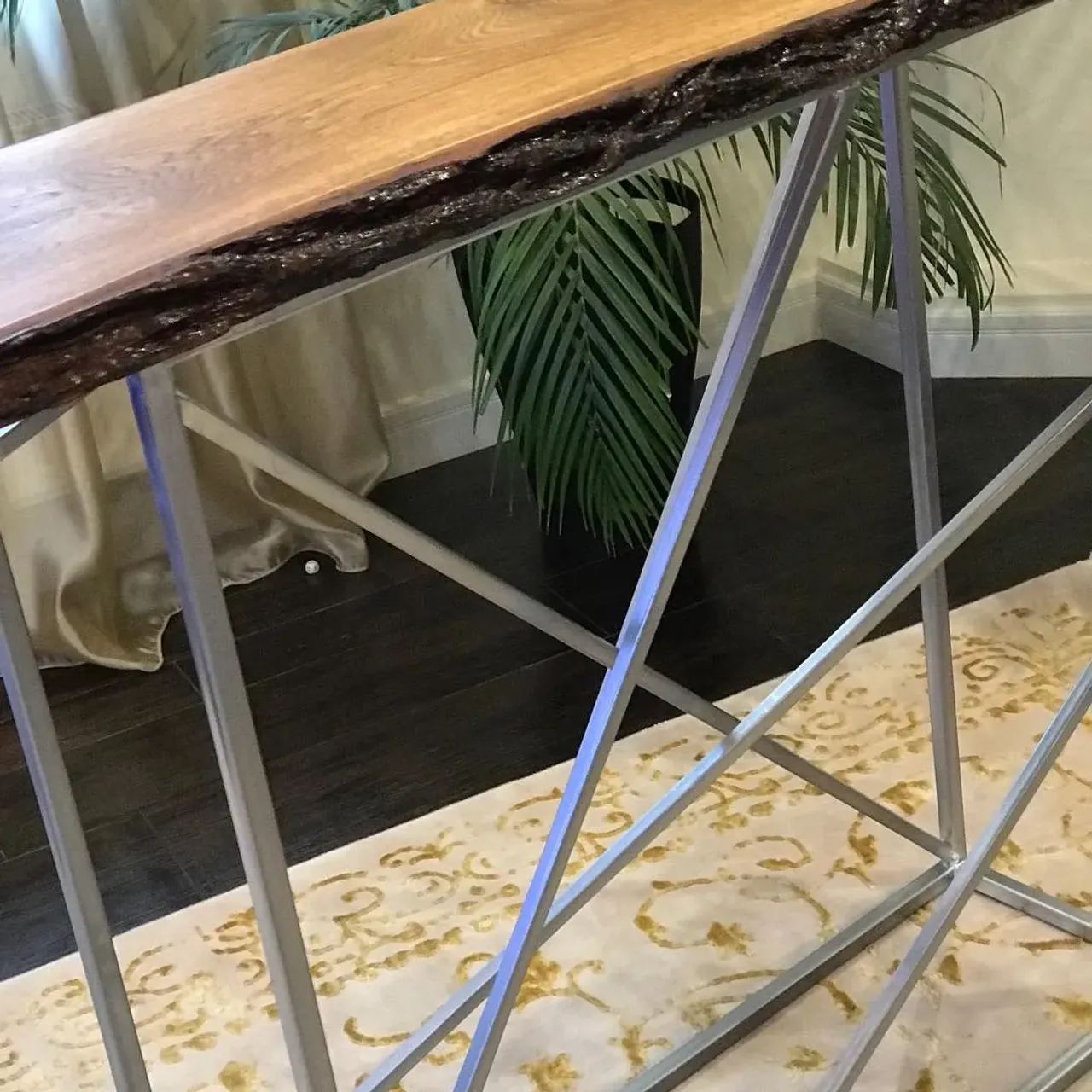 Консоли-они сейчас являются неотъемлемой частью Интерьера . Прекрасно разделяют пространство, служат барной стойкой, да и банально-создают уют.
⠀
А мы, в свою очередь,можем исполнить любую прихоть и самую бурную фантазию!  #стол#столназаказ#дуб#массив#спил#столизмассива#столизмассивамосква#gappa#