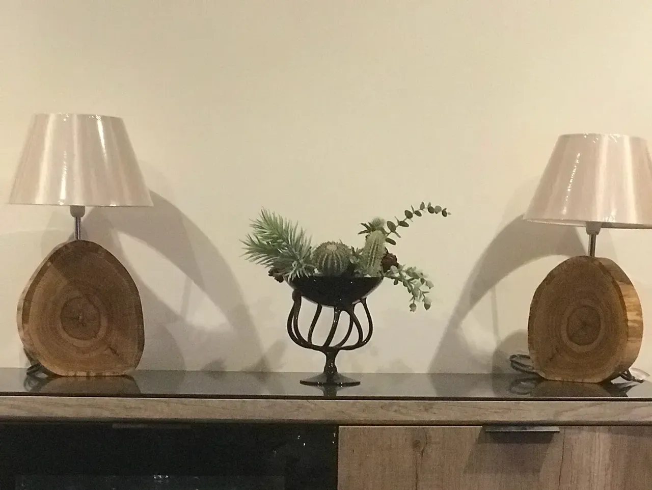 Скорей за подарками и светом в дом.  #слэб#дуб#торшер#абажур#камин#интерьер#дизай#экостиль#фактура#сделанослюбовью#ручнаяработа#артдеко#подаркилюбимым#