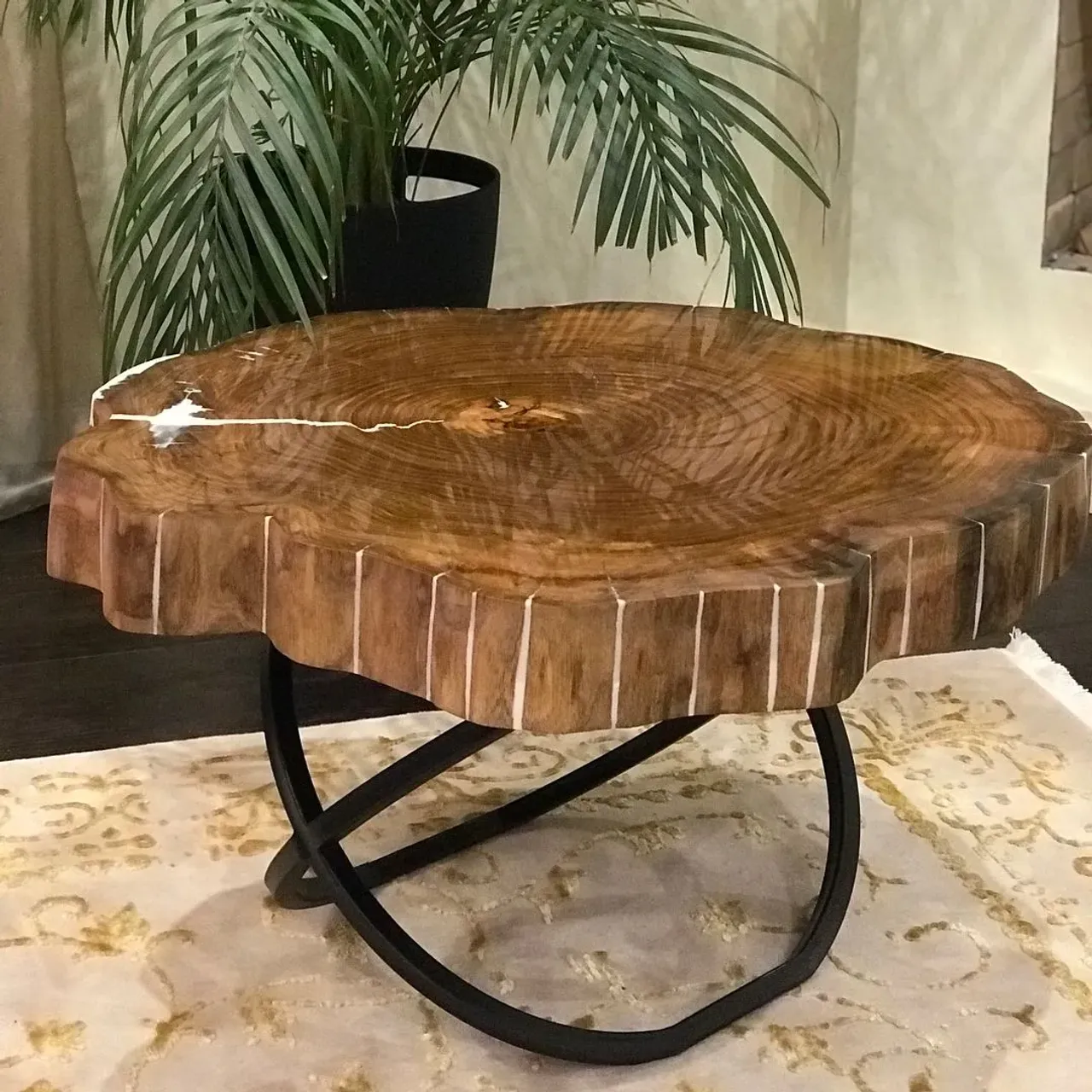 Традиционно кофейные столики разделяют по их функциям, но это не означает, что они не могут быть одновременно и красивыми, и практичными. Проектировщики и дизайнеры отлично понимают потребности своих потенциальных клиентов, а потому сами разделили столики на такие типы:

Практичные. Отличаются широкой, большой столешницей, имеют минимум декоративных элементов и могут вмещать в себя ящики, небольшие отделения. Отлично подходят в качестве хранилища каких-либо вещей (журналов, книг, безделиц), которые всегда должны быть под рукой, но не на виду. Сама столешница предназначена для журналов, пультов, чашек, вазочек с закуской, настольных игр и т.п.
Трансформеры. Кофейные столики с сюрпризом! Могут в пару простых манипуляций превратиться в полноценный небольшой столик, тумбочку, банкету ила даже в стул/пуф. Их выбирают те, кто ценит эргономичность и экономит свободное пространство в комнате.
Декоративные, дизайнерские, т.е. сугубо для украшения интерьера. Не могут вместить в себя большое количество предметов, ящиков обычно не имеют, не раскладываются. Обладают высокими эстетическими качествами: причудливые формы, необычный материал. Служат для украшения комнаты или в качестве составляющей какой-либо дизайнерской конструкции (для кашпо, статуэток, эко-мха и т.д.). дерево#Звенигород#Москва#душа#сделаннослюбовью#столики##лофт#интерьер#слэб#дуб#спил#дизайн#горнаяакация#карагач#камин#стол#мебель#эксклюзив#подарок#масло#авторскийдизайн#кавказскийдуб#wood#клен#дуб#орех#. ☎️+7 915 3363 520