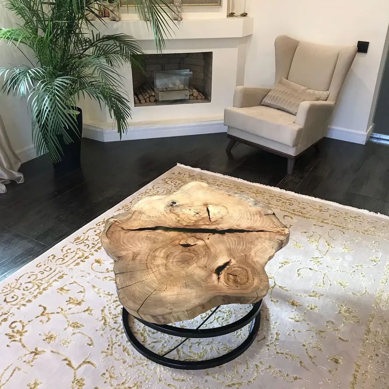 Вот такой брутал ярко-выраженный и могущественный ,мгновенно обрёл свой дом и уже украшает своей индивидуальностью и неповторимостью !  #дерево#Звенигород#Москва#душа#сделаннослюбовью#столики##лофт#интерьер#слэб#дуб#спил#дизайн#горнаяакация#карагач#камин#стол#мебель#эксклюзив#подарок#масло#авторскийдизайн#кавказскийдуб#wood#клен#дуб#орех#.