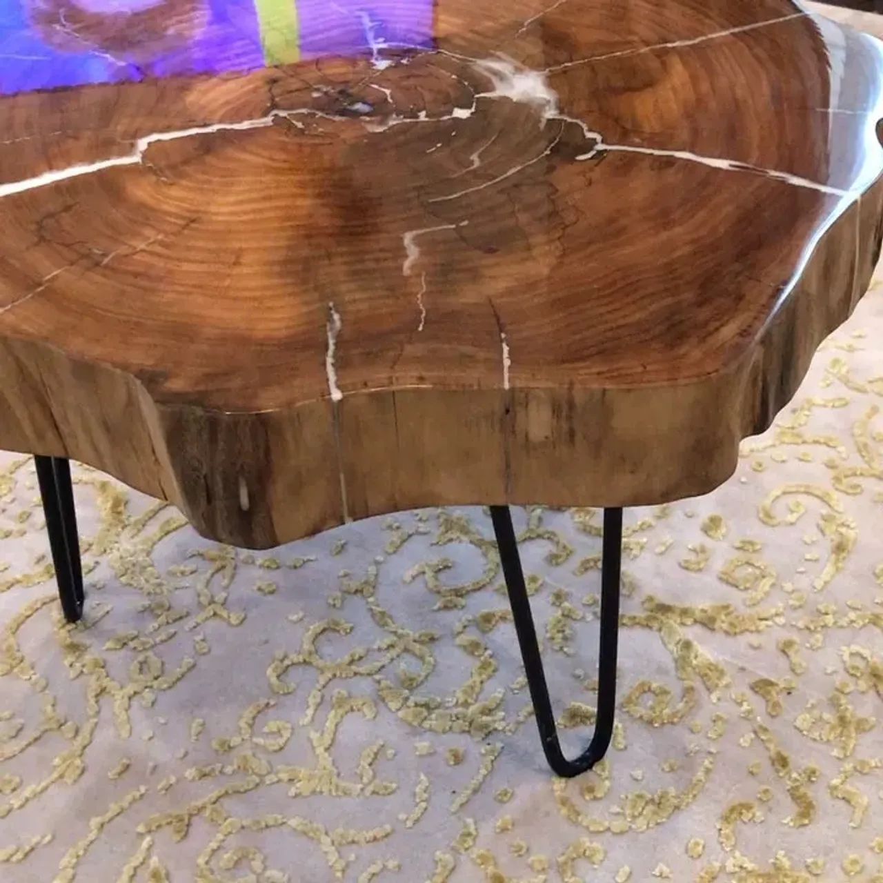 Когда нужно сохранить натуральную текстуру древесины, применяется прозрачный эпоксидный лак. Он подчеркивает красоту и защищает поверхность от воздействия окружающей среды.
⠀
Вещество представляет собой раствор эпоксидной смолы, которая в определенной пропорции разбавлена органическими растворителями. Такой лак – двухкомпонентный, то есть перед использованием необходимо смешать его с отвердителем.
⠀
Этот вид отделочных материалов имеет отличные показатели практически по всем техническим параметрам. Кроме доступной цены, такой лак имеет следующие преимущества: высокую стойкость к влаге; прекрасную механическую прочность; отличный уровень блеска; безвредность.
⠀
#Стол#консоль#массив#дуб#ручнаяработа#изделияиздерева#дерево#подарки#wood#woodworing#артдеко#дерево #массив #подарки #лофт#