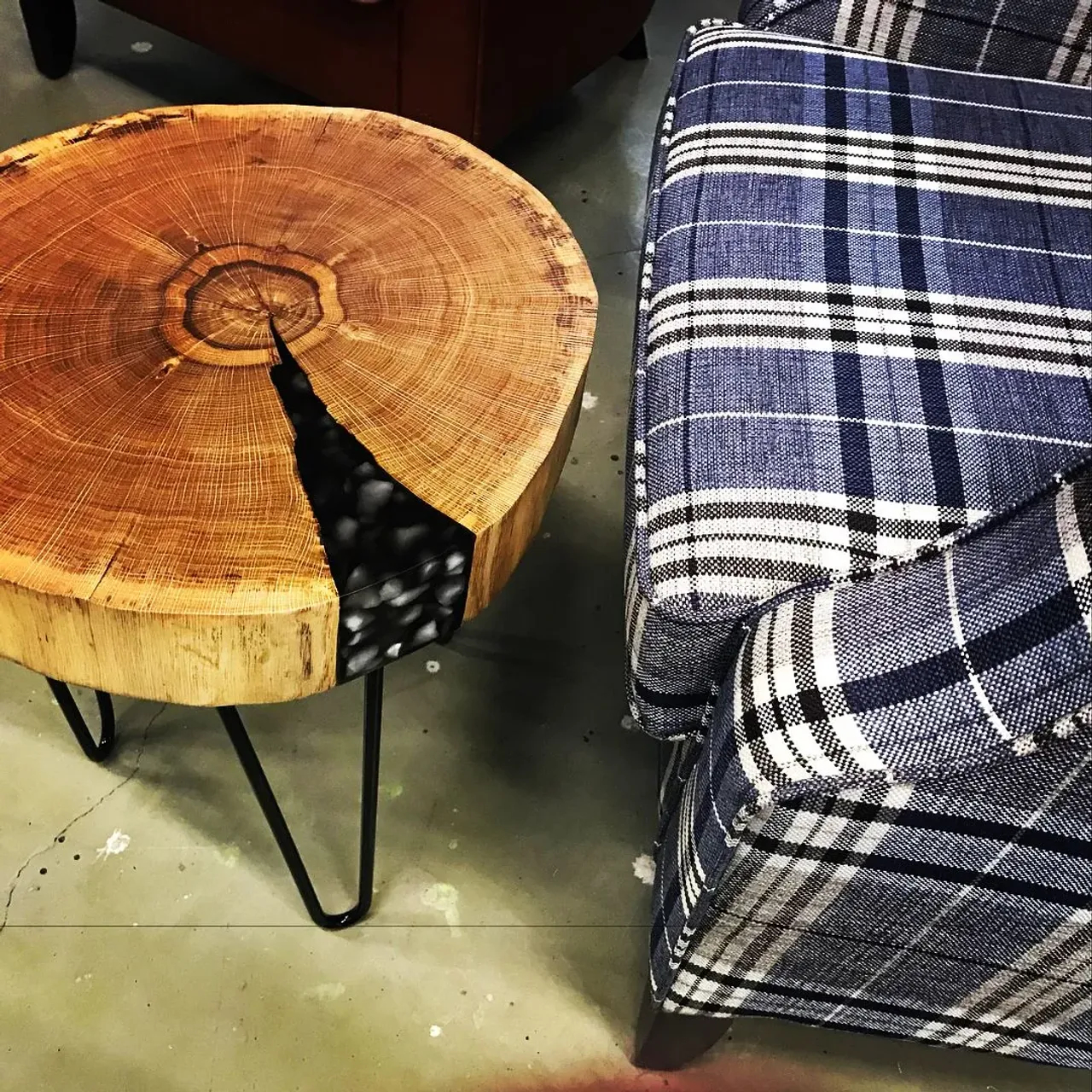 #массив#дерево#душа#сделаннослюбовью#столики##лофт#интерьер#слэб#дуб#спил#дизайн#горнаяакация#карагач#камин#стол#мебель#эксклюзив#подарок#масло#авторскийдизайн#полимер#стекло#штучно#экземпляр#стол#