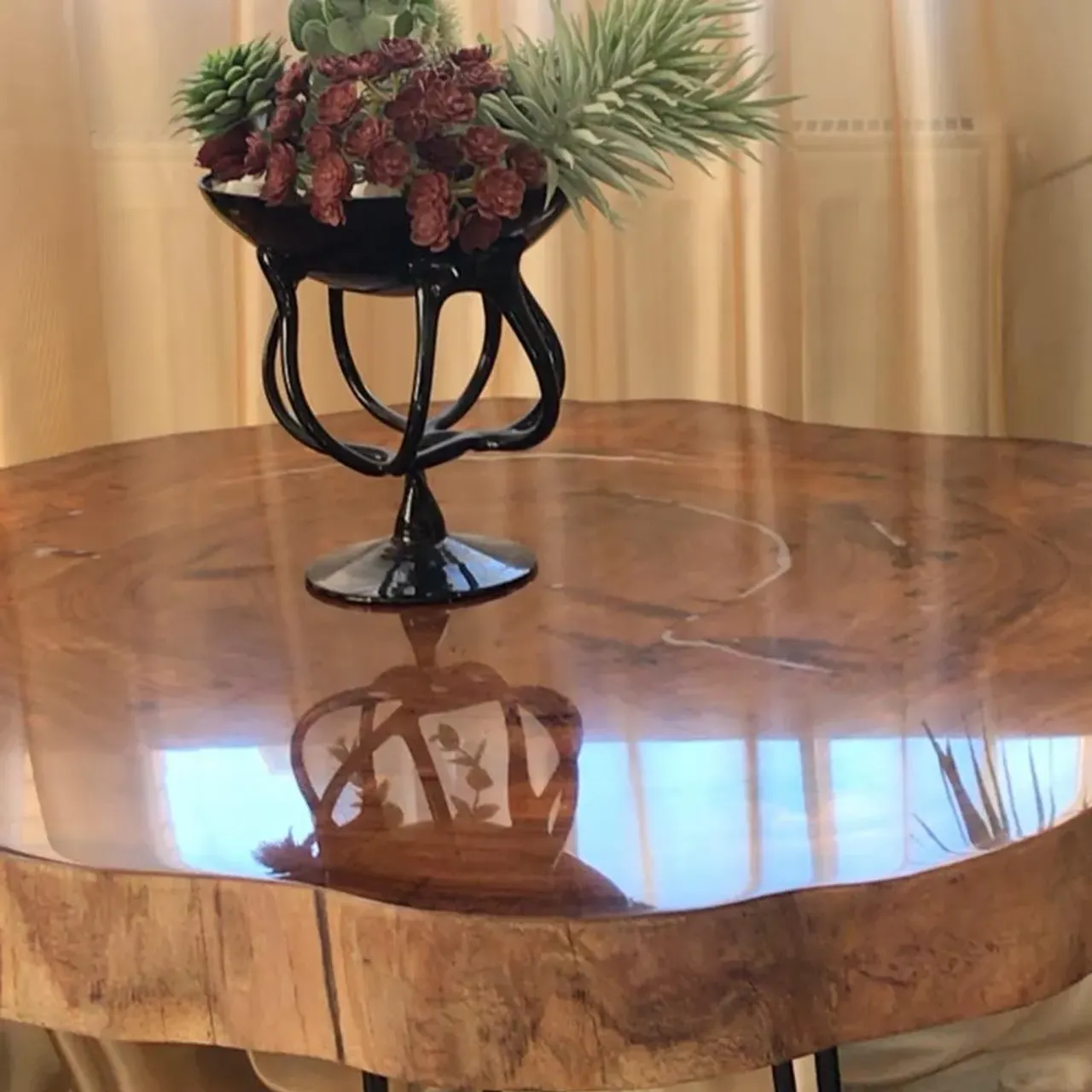 Когда нужно сохранить натуральную текстуру древесины, применяется прозрачный эпоксидный лак. Он подчеркивает красоту и защищает поверхность от воздействия окружающей среды.
⠀
Вещество представляет собой раствор эпоксидной смолы, которая в определенной пропорции разбавлена органическими растворителями. Такой лак – двухкомпонентный, то есть перед использованием необходимо смешать его с отвердителем.
⠀
Этот вид отделочных материалов имеет отличные показатели практически по всем техническим параметрам. Кроме доступной цены, такой лак имеет следующие преимущества: высокую стойкость к влаге; прекрасную механическую прочность; отличный уровень блеска; безвредность.
⠀
#Стол#консоль#массив#дуб#ручнаяработа#изделияиздерева#дерево#подарки#wood#woodworing#артдеко#дерево #массив #подарки #лофт#