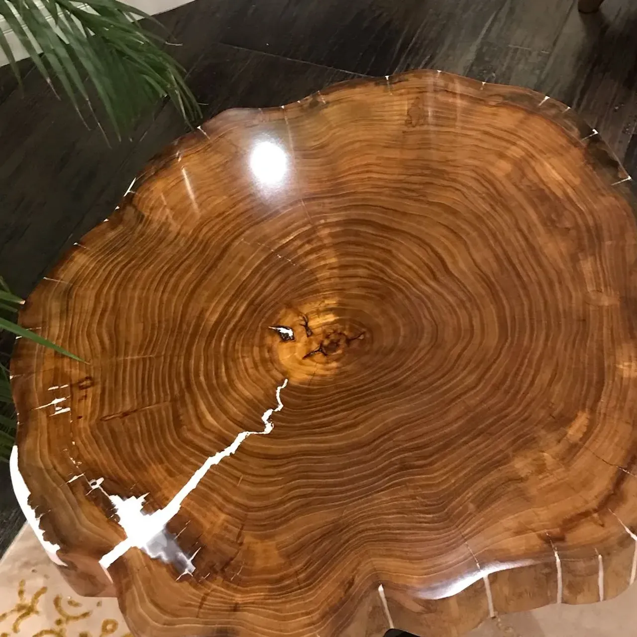 Традиционно кофейные столики разделяют по их функциям, но это не означает, что они не могут быть одновременно и красивыми, и практичными. Проектировщики и дизайнеры отлично понимают потребности своих потенциальных клиентов, а потому сами разделили столики на такие типы:

Практичные. Отличаются широкой, большой столешницей, имеют минимум декоративных элементов и могут вмещать в себя ящики, небольшие отделения. Отлично подходят в качестве хранилища каких-либо вещей (журналов, книг, безделиц), которые всегда должны быть под рукой, но не на виду. Сама столешница предназначена для журналов, пультов, чашек, вазочек с закуской, настольных игр и т.п.
Трансформеры. Кофейные столики с сюрпризом! Могут в пару простых манипуляций превратиться в полноценный небольшой столик, тумбочку, банкету ила даже в стул/пуф. Их выбирают те, кто ценит эргономичность и экономит свободное пространство в комнате.
Декоративные, дизайнерские, т.е. сугубо для украшения интерьера. Не могут вместить в себя большое количество предметов, ящиков обычно не имеют, не раскладываются. Обладают высокими эстетическими качествами: причудливые формы, необычный материал. Служат для украшения комнаты или в качестве составляющей какой-либо дизайнерской конструкции (для кашпо, статуэток, эко-мха и т.д.). дерево#Звенигород#Москва#душа#сделаннослюбовью#столики##лофт#интерьер#слэб#дуб#спил#дизайн#горнаяакация#карагач#камин#стол#мебель#эксклюзив#подарок#масло#авторскийдизайн#кавказскийдуб#wood#клен#дуб#орех#. ☎️+7 915 3363 520