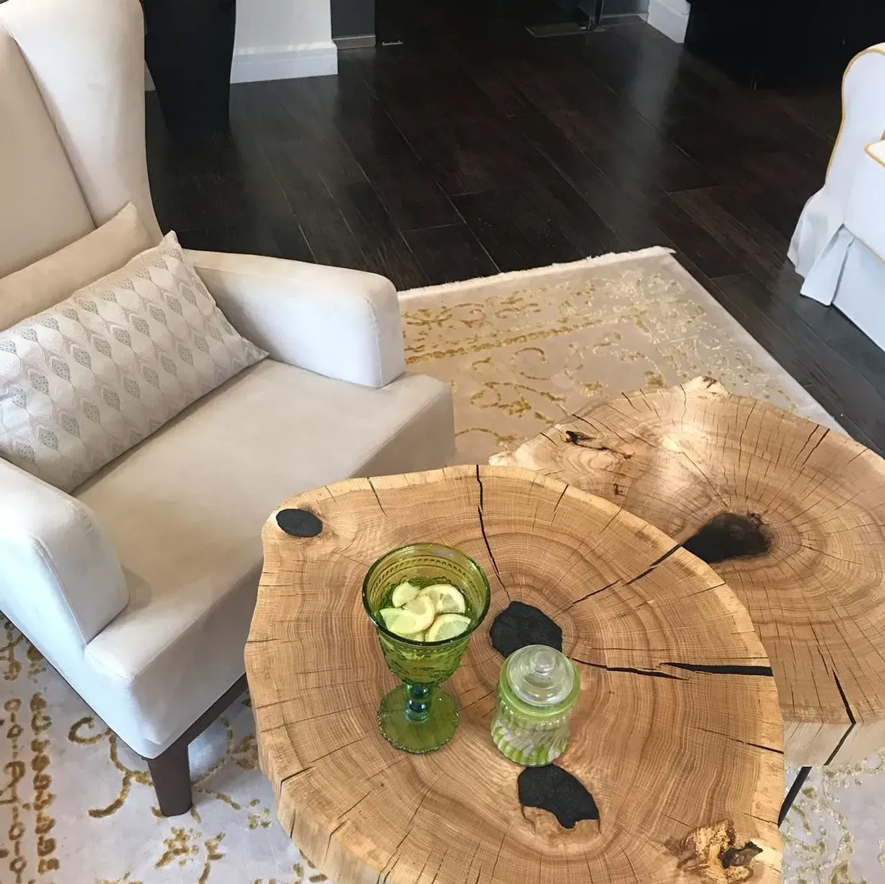 В паре столы функциональнее и дополняют друг друга. Высота , диаметр, подстолье , формы - мы выполним любой ваш запрос!!! #неоклассика#столрека#столыизмассива#мебельназаказ#Москва#столики##лофт#интерьер#слэб#дуб#спил#дизайн#горнаяакация#карагач#камин#стол#мебель#эксклюзив#подарок#масло#авторскийдизайн#кавказскийдуб#wood#клен#дуб#орех#ильм#вяз#орех#☎️+7 915 3363 520