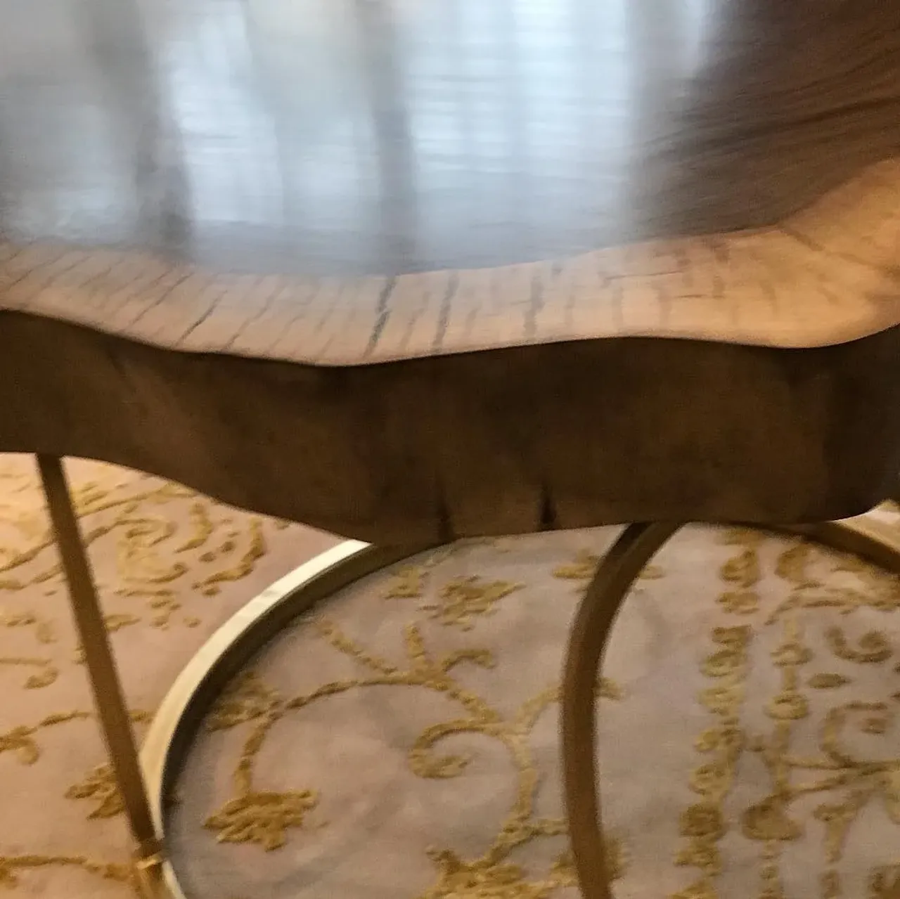 Стол сделан из цельного спила  ореха, отличный журнальный стол современного дизайна.
⠀
Гармонично впишется в любой стиль вашего дома. Подстолье из стального профиля заполировано и покрыто порошковой краской.
⠀
Такие столы ограничены размером исходного материала.
У нас есть цельные доски ореха, дуба, тика, карагача.
⠀
Размеры столов до 3000 мм в длину и до 1400 мм в ширину. Толщина варьируется от 30 до 80 мм.
⠀
#неоклассика#столрека#столыизмассива#мебельназаказ#Москва#столики##лофт#интерьер#слэб#дуб#спил#дизайн#горнаяакация#карагач#камин#стол#мебель#эксклюзив#подарок#масло#авторскийдизайн#кавказскийдуб#wood#клен#дуб#орех#ильм#вяз#орех#