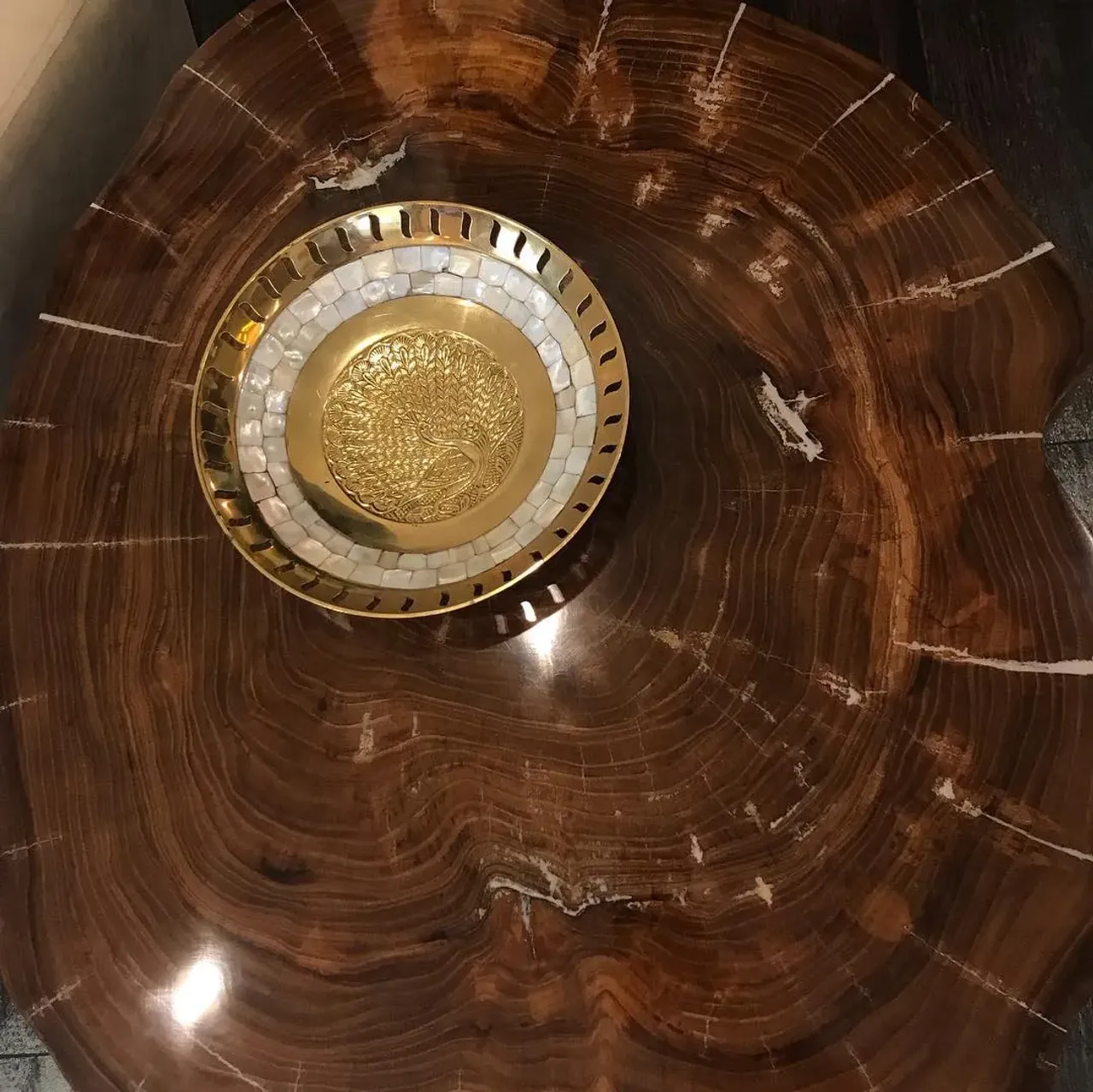 Когда нужно сохранить натуральную текстуру древесины, применяется прозрачный эпоксидный лак. Он подчеркивает красоту и защищает поверхность от воздействия окружающей среды.
⠀
Вещество представляет собой раствор эпоксидной смолы, которая в определенной пропорции разбавлена органическими растворителями. Такой лак – двухкомпонентный, то есть перед использованием необходимо смешать его с отвердителем.
⠀
Этот вид отделочных материалов имеет отличные показатели практически по всем техническим параметрам. Кроме доступной цены, такой лак имеет следующие преимущества: высокую стойкость к влаге; прекрасную механическую прочность; отличный уровень блеска; безвредность.
⠀
#Стол#консоль#массив#дуб#ручнаяработа#изделияиздерева#дерево#подарки#wood#woodworing#артдеко#дерево #массив #подарки #лофт#