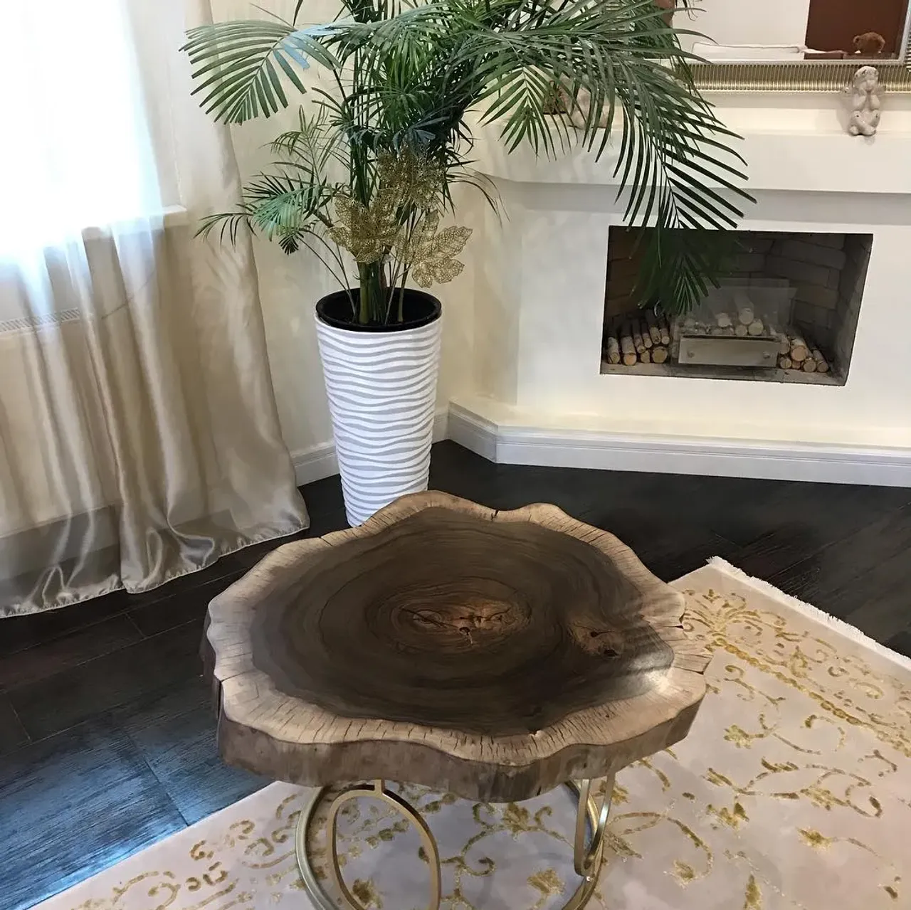 Стол сделан из цельного спила  ореха, отличный журнальный стол современного дизайна.
⠀
Гармонично впишется в любой стиль вашего дома. Подстолье из стального профиля заполировано и покрыто порошковой краской.
⠀
Такие столы ограничены размером исходного материала.
У нас есть цельные доски ореха, дуба, тика, карагача.
⠀
Размеры столов до 3000 мм в длину и до 1400 мм в ширину. Толщина варьируется от 30 до 80 мм.
⠀
#неоклассика#столрека#столыизмассива#мебельназаказ#Москва#столики##лофт#интерьер#слэб#дуб#спил#дизайн#горнаяакация#карагач#камин#стол#мебель#эксклюзив#подарок#масло#авторскийдизайн#кавказскийдуб#wood#клен#дуб#орех#ильм#вяз#орех#