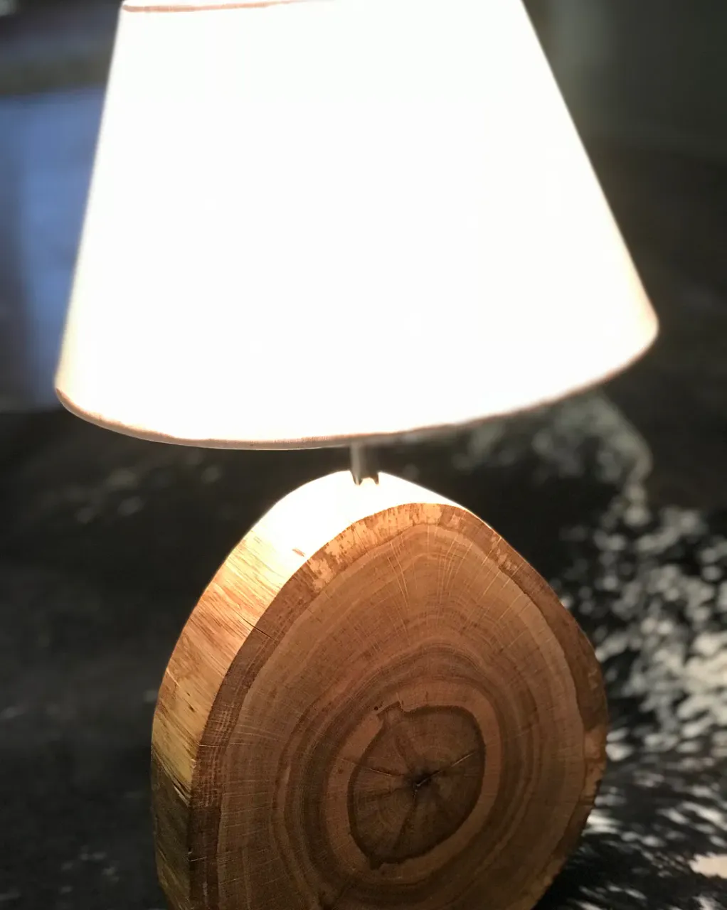 Эко-свет и эко-торшер, абажур, светильник вольётся в ваш интерьер , согревая и украшая его. Спил дуба.  #светильник#свет#торшер#абажур#эко#стиль#интерьер#спил#дуб#экологично#тепло#освещение#слэб#красота#дизайн#