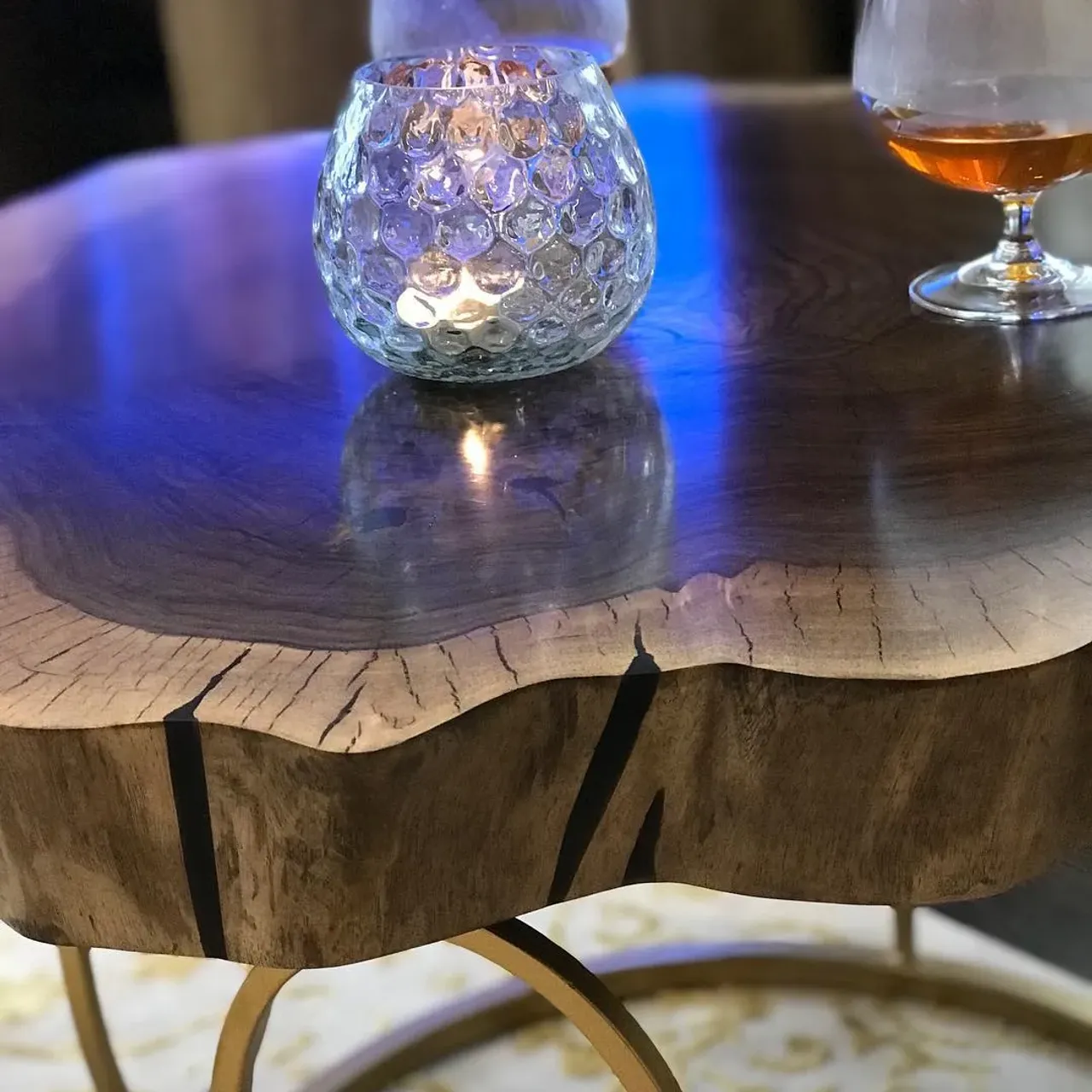 Стол сделан из цельного спила  ореха, отличный журнальный стол современного дизайна.
⠀
Гармонично впишется в любой стиль вашего дома. Подстолье из стального профиля заполировано и покрыто порошковой краской.
⠀
Такие столы ограничены размером исходного материала.
У нас есть цельные доски ореха, дуба, тика, карагача.
⠀
Размеры столов до 3000 мм в длину и до 1400 мм в ширину. Толщина варьируется от 30 до 80 мм.
⠀
#неоклассика#столрека#столыизмассива#мебельназаказ#Москва#столики##лофт#интерьер#слэб#дуб#спил#дизайн#горнаяакация#карагач#камин#стол#мебель#эксклюзив#подарок#масло#авторскийдизайн#кавказскийдуб#wood#клен#дуб#орех#ильм#вяз#орех#