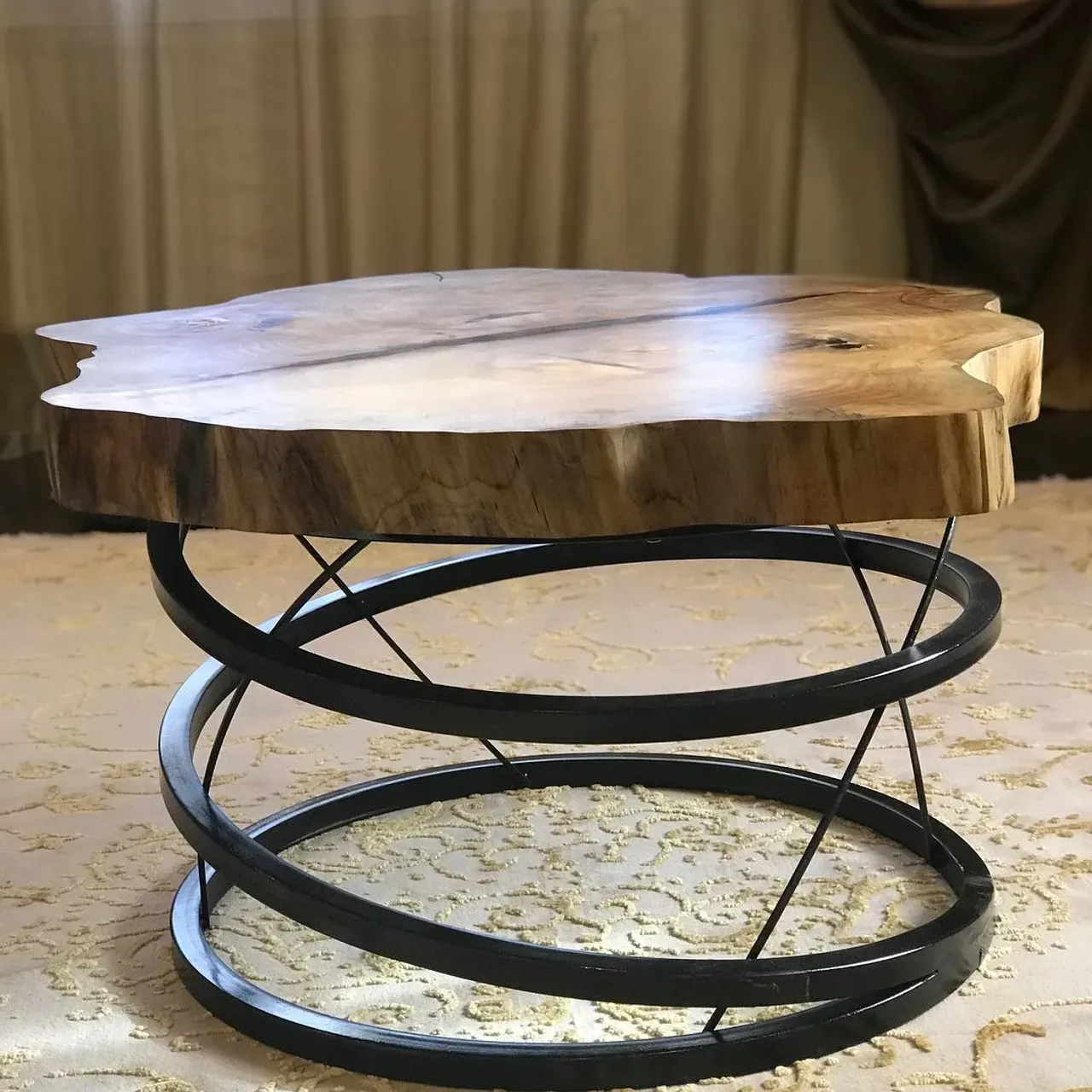 Вот такой брутал ярко-выраженный и могущественный ,мгновенно обрёл свой дом и уже украшает своей индивидуальностью и неповторимостью !  #дерево#Звенигород#Москва#душа#сделаннослюбовью#столики##лофт#интерьер#слэб#дуб#спил#дизайн#горнаяакация#карагач#камин#стол#мебель#эксклюзив#подарок#масло#авторскийдизайн#кавказскийдуб#wood#клен#дуб#орех#.