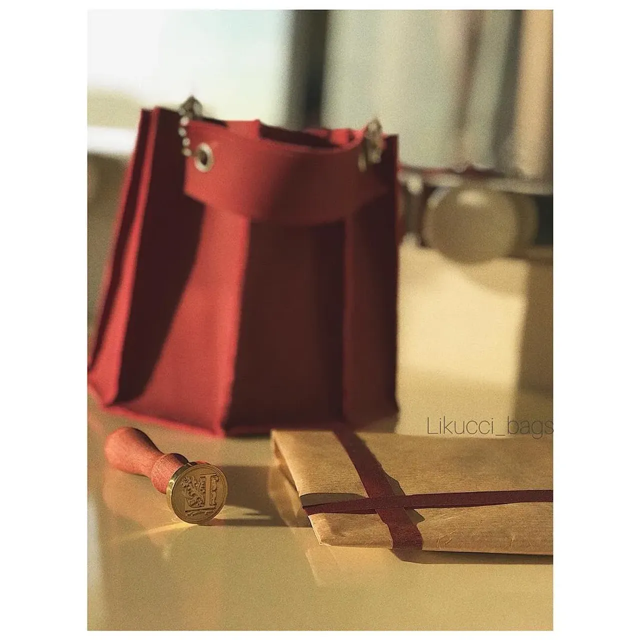 Ещё одна новая любовь сумка-цилиндр 😍 чуть попозже покажу её во всей красе 💃🏻 ну и конечно же моя уже любимая печать💞💞 #сумкиручнойработы #мода #стиль #модницы #сумки #москва #новыйгод #bag #bagsforsale #handmade #bags #vogue #magazine #newyear #дом2#newyork #fashion #дом2тнт #fashionweek #blogger #fashionblogger#fikssonmaria #woomanslook #fashion#voyage #замш#замшевыесумки#цум#гум #выходные