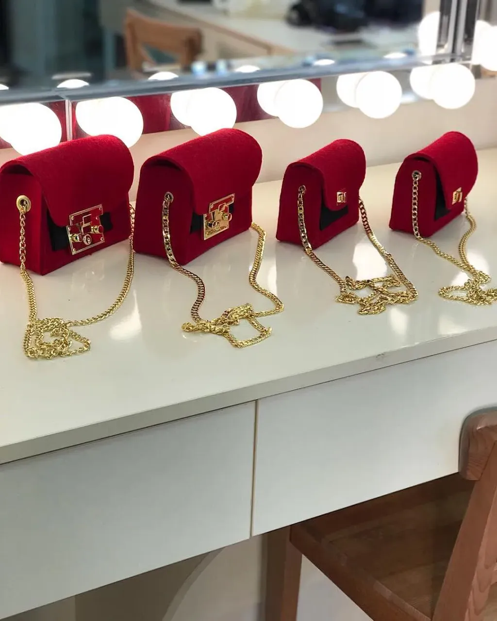 Однозначно фаворы этого сезона💃🏻💃🏻❤️❤️💔💔 натуральный красный войлок! #ручнаяработа #сумкиручнойработы #мода #стиль #модницы #сумки #москва #новыйгод #bag #bagsforsale #handmade #bags #vogue #magazine #newyear #newyork #fashion #fashionweek #blogger #fashionblogger