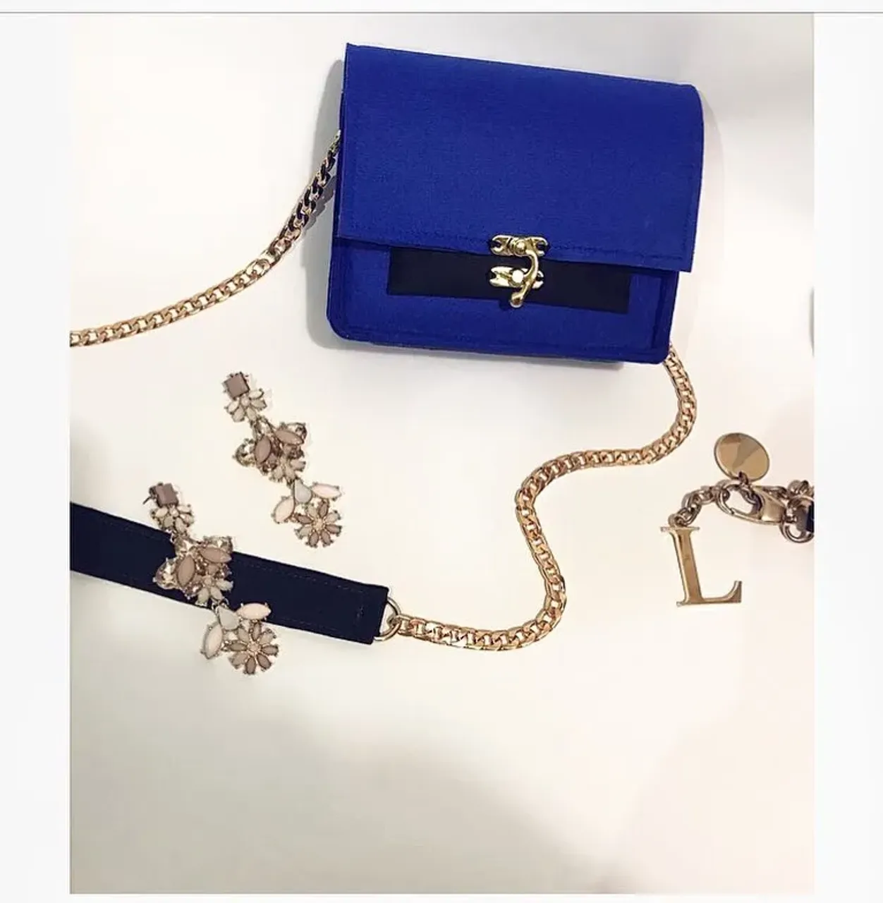 Давненько у нас не было синенького 💙 любовь и только....
#bag#barvikhaluxuryvillage #dubai #newyork #cosmopolitan #vogue #france #bloggers #moscow #moscowfashionweek #moskowcity #network #networking #fashionweek #москвасити #вышетольколюбовь #moscowsity #vogue #voguerussia #фетр #кожа #америка #russianblogger #styleblogger