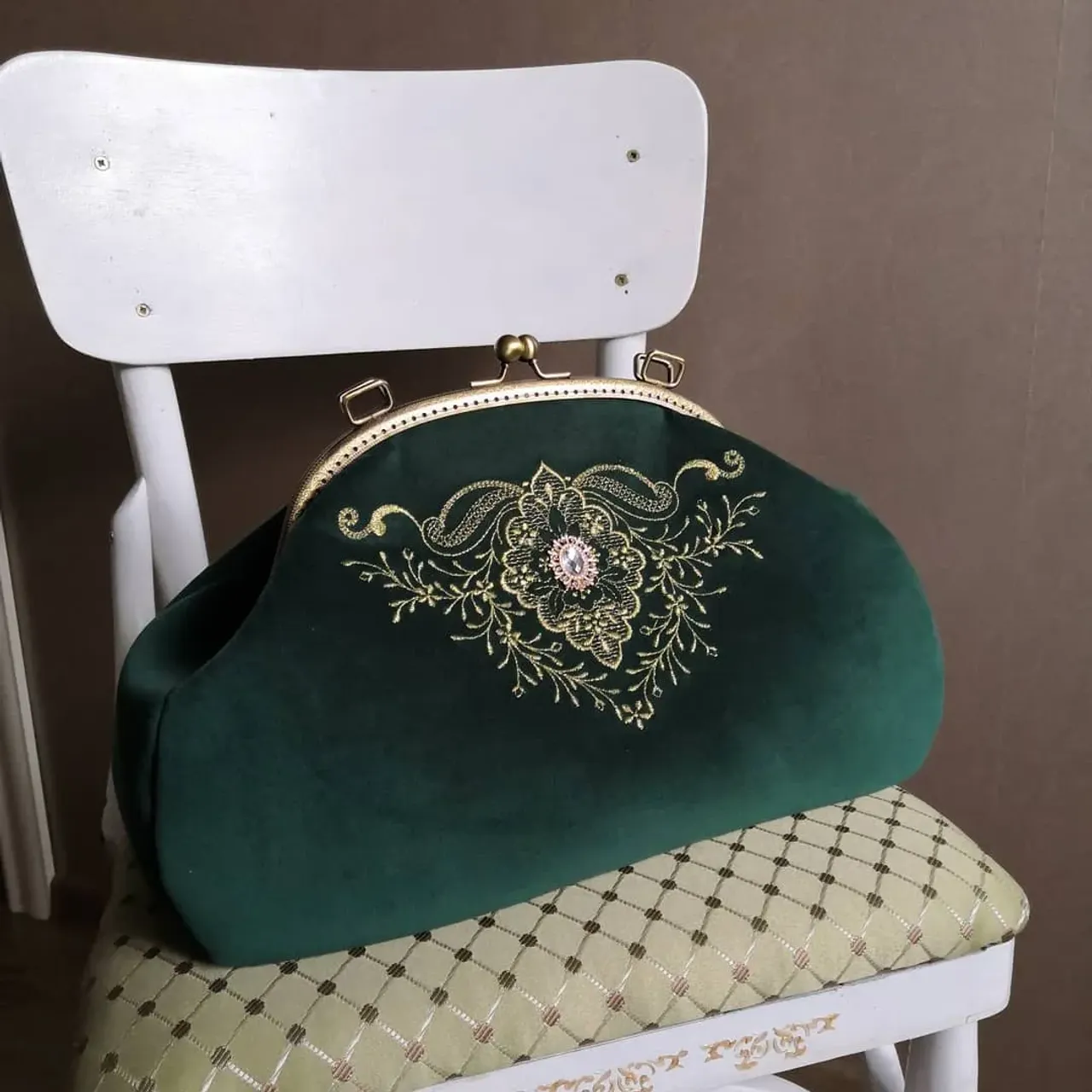 Внимание, Саквояж!👜
Большой, вместительный, красивый!!!
.
Первая сумка подобной формы. Её длина 38см и она, действительно довольно внушительного размера по сравнению с теми, которые я шила до этого.
.
Шился Саквояж, конечно же, на заказ. Кому нужен такой, могу повторить в любом цвете 😉
.
Всем чудесного субботнего вечера!
С любовью к вам, #катябаланина