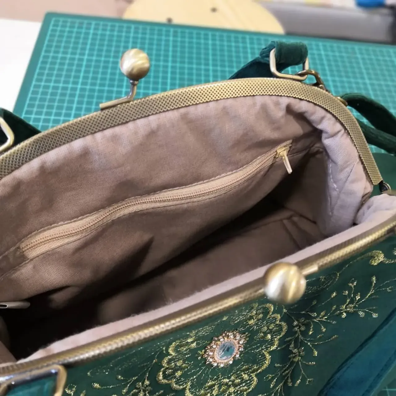 Внимание, Саквояж!👜
Большой, вместительный, красивый!!!
.
Первая сумка подобной формы. Её длина 38см и она, действительно довольно внушительного размера по сравнению с теми, которые я шила до этого.
.
Шился Саквояж, конечно же, на заказ. Кому нужен такой, могу повторить в любом цвете 😉
.
Всем чудесного субботнего вечера!
С любовью к вам, #катябаланина