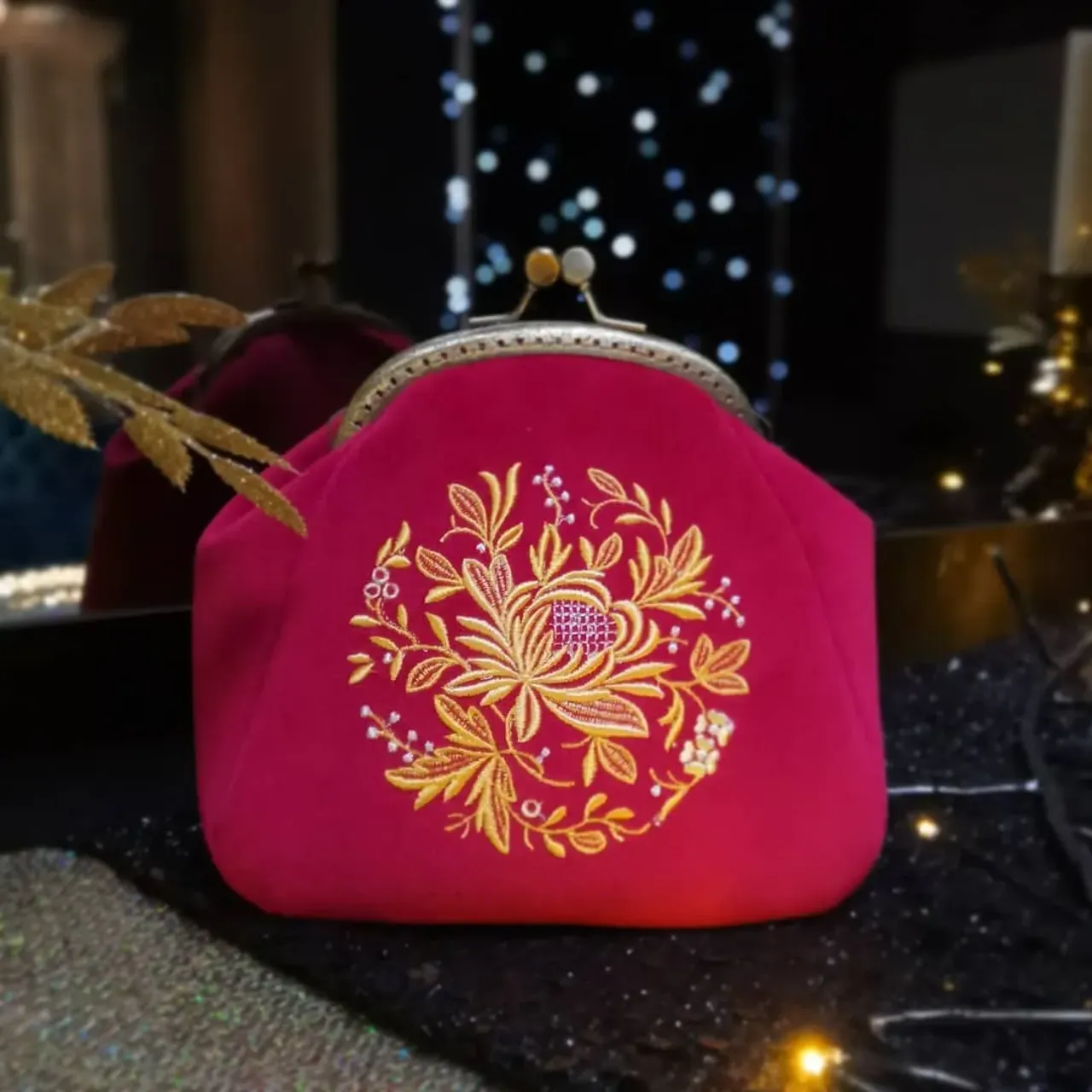 Всем, кто думает об идее для новогодних подарков🎁!
.
Рассмотрите вариант подарка в виде такой сумочки.
Она может быть:
✔️ косметичкой,
✔️ сумочкой для драноценностей,
✔️ вечерней сумочкой,
✔️ театральной сумочкой
✔️ сумочкой на каждый день.
.
К ней можно пристегнуть цепочку 40см и носить её в руке или на предплечье или прикрепить цепочку, длиной 120см и носить на плече или через плечо. В разных вариациях сумочка смотрится по разному.
.
В любом случае, это достойный, красивый и недорогой подарок, который обязательно понравится любой леди 🤗
.
#катябаланина