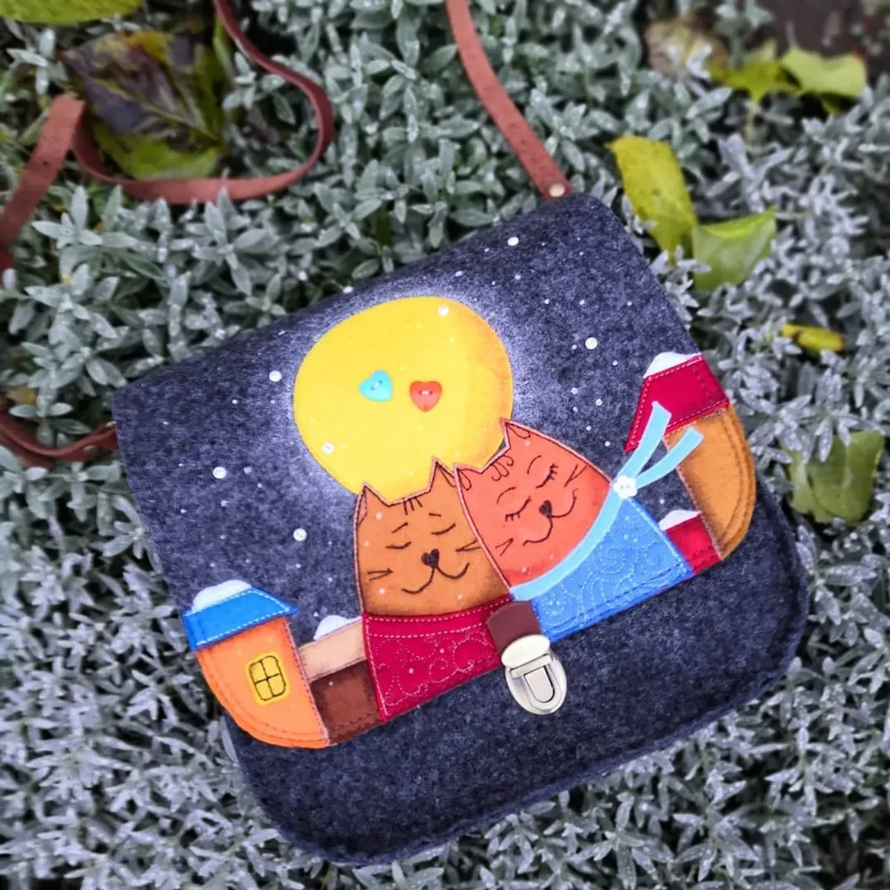 Одна и та же картинка может украшать несколько изделий. Листайте галерею.
.
Котитки🐈🐈 на рюкзаке и на сумочке выполнены в технике аппликация и подкрашены акриловыми красками🖌️.
.
Рюкзак сделан на заказ, а сумка есть в наличии. Если вы поняли, что сумочка ваша пишите в директ 😉
.
Всем веры в лучшее, надежды и, конечно, любви❤️❤️❤️!
.
#катябаланина