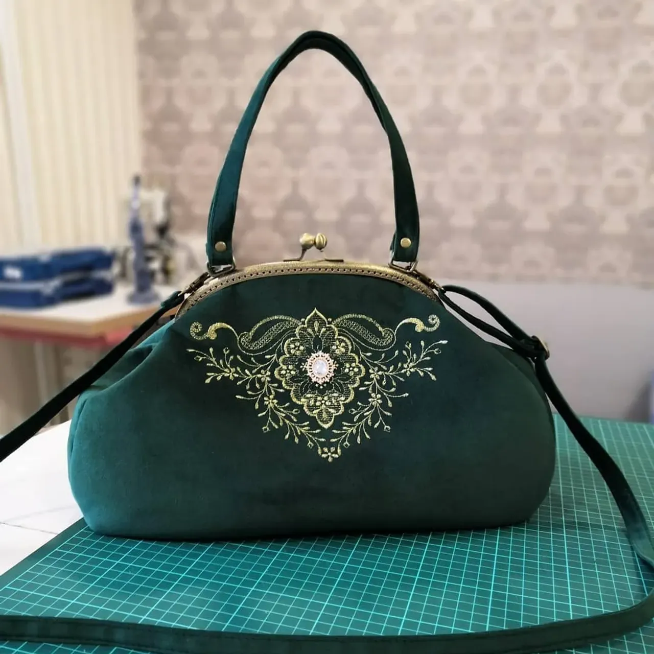 Внимание, Саквояж!👜
Большой, вместительный, красивый!!!
.
Первая сумка подобной формы. Её длина 38см и она, действительно довольно внушительного размера по сравнению с теми, которые я шила до этого.
.
Шился Саквояж, конечно же, на заказ. Кому нужен такой, могу повторить в любом цвете 😉
.
Всем чудесного субботнего вечера!
С любовью к вам, #катябаланина