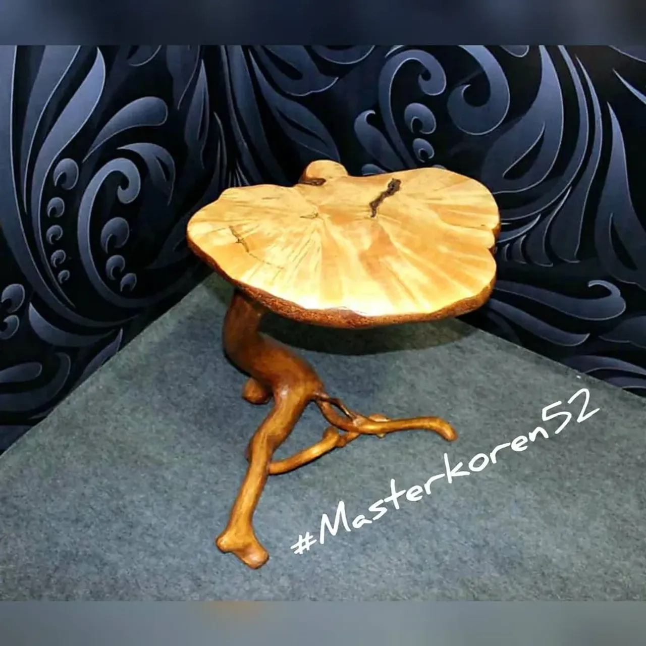 Стол спил сувель березы.
А вот вы, например, слышали, что сувель на Руси издревле называли царским деревом? Простолюдину, который без высочайшего на то позволения срубал дерево с сувелем или капом, отрубали руку. И хотя скорее всего это лишь легенда, но все резчики, работающие с таким потрясающим материалом, верят в неё безоговорочно. Ведь это воистину уникальная вещь. Да и само слово, посмотрите, как красиво звучит: СУВЕЛЬ.
💥💥💥
#masterkoren52 #подарок #спилы #столы #стулья #столрека #массив #мебель #можевельник #зеркалоизслэба#амбарнаядоска #живойкрай #дуб #кап #ретродоска #печатьнадосках #печатьнадоскахнижнийновгород #часынаспиле#картинынадосках#нижнийновгород#сувель#интерьер #люстра#корень#капакорень#слэбы#панно#мебельлофт#деревяннаямозаика