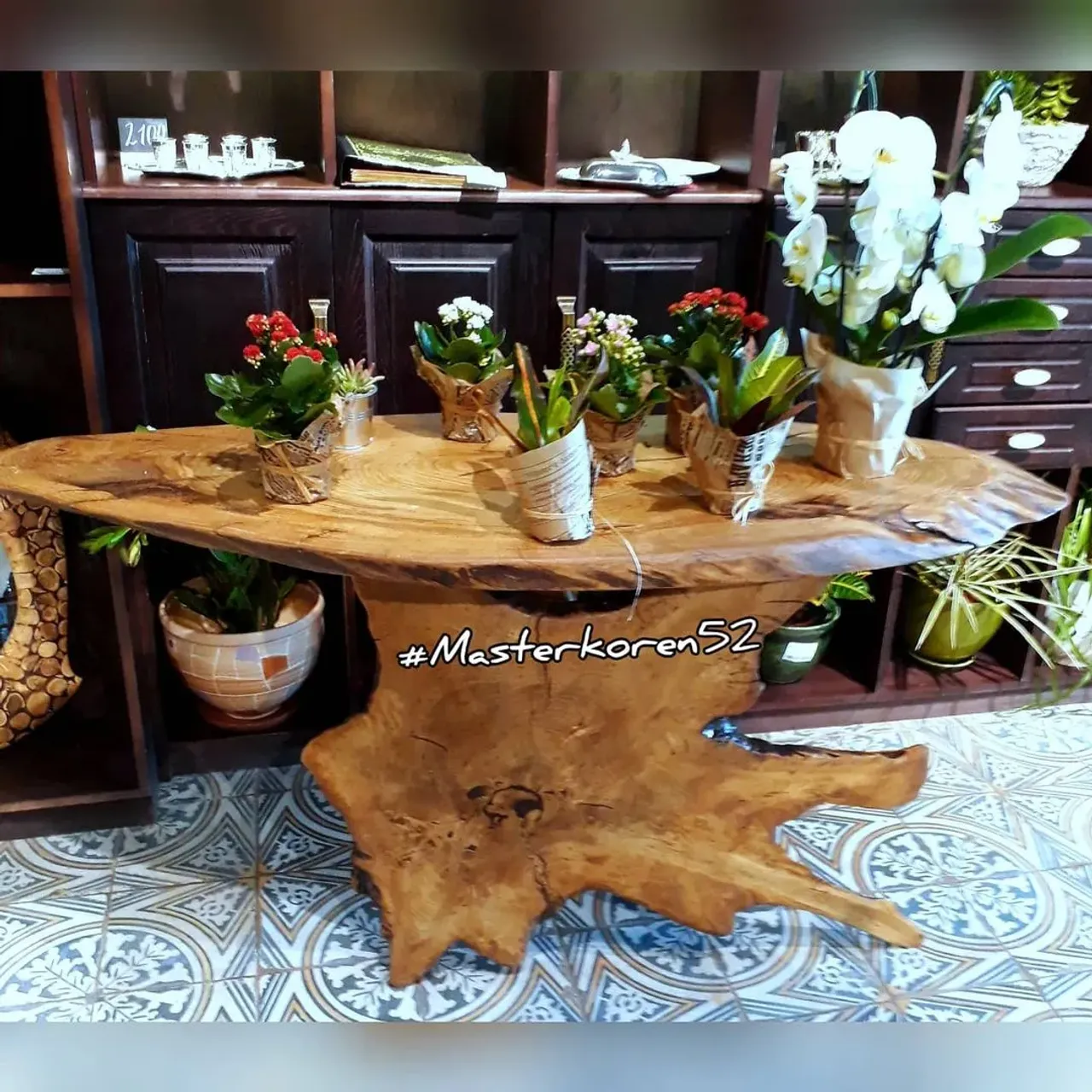 Не каждому под силу увидеть в куске дерева что-то осмыслнное имеющее форму. Еще меньше людей способно не просто увидеть, но воплотить это в жизнь.
 Индивидуальный дизайн. Каждый спил является уникальным и неповторимым. И хранит в себе историю жизни, которая запечатлеется в рисунке.
💥💥💥
#masterkoren52 #подарок #спилы #столы #стулья #столрека #массив #мебель #можевельник #зеркалоизслэба#амбарнаядоска #живойкрай #дуб #кап #ретродоска #печатьнадосках #печатьнадоскахнижнийновгород #часынаспиле#картинынадосках#нижнийновгород#эксклюзив#интерьер #люстра#корень#капакорень#слэбы#панно#мебельлофт#деревяннаямозаика