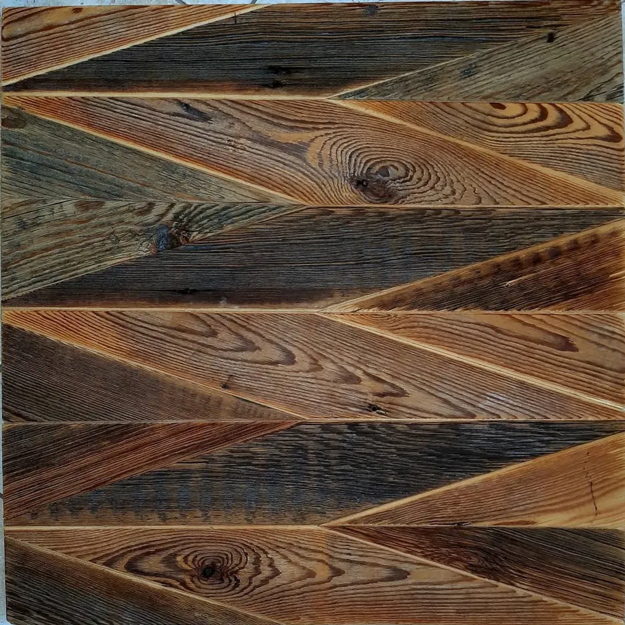 Что такое ретро-доска?

Это уникальный отделочный материал, рожденный Природой. Ретро-доска используется для дизайна интерьера в стиле Лофт, Ретро, Винтаж, Рустик, Скандинавский или в стиле альпийских шале и охотничьих домиков.
Отличительной особенностью старого дерева является глубокая фактура и рисунок, подаренные солнцем и ветром. 
В отличии от свежей древесины ретро-доска является стабильным материалом, который значительно меньше подвержен короблению.
Старое дерево очень гармонично вписывается в современные интерьеры. Ретро-досками можно отделывать стены и потолки, а мастера-профессионалы используют этот материал для создания мебели.
Ретро-доска доставляет эстетическое удовольствие, вызываеет незабываемые тактильные ощущения, несет в себе положительный заряд природной энергии.
💥💥💥
#masterkoren52 #подарок #спилы #столы #стулья #столрека #массив #мебель #можевельник #зеркалоизслэба#амбарнаядоска #живойкрай #дуб #кап #ретродоска #печатьнадосках #печатьнадоскахнижнийновгород #часынаспиле#картинынадосках#нижнийновгород#эксклюзив#интерьер #люстра#корень#капакорень#слэбы#панно#мебельлофт#деревяннаямозаика