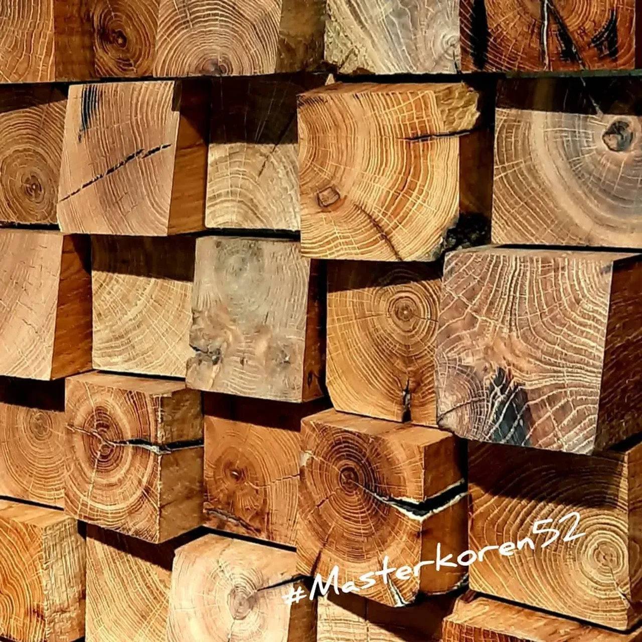 .Дуб в интерьере – это символ качества, роскоши, уюта. Во-первых, это очень качественная и долговечная порода дерева, во-вторых, именно дуб обладает потрясающей текстурой, которая так нам нравится, в-третьих, дуб имеет благородный натуральный оттенок, который прекрасно сочетается с любыми другими тонами и прекрасно взаимодействует со всеми вариантами
💥💥💥💥
#masterkoren52 #подарок #спилы #столы #стулья #столрека #массив #мебель #можевельник #зеркалоизслэба#амбарнаядоска #живойкрай #дуб #кап #ретродоска #печатьнадосках #печатьнадоскахнижнийновгород #часынаспиле#картинынадосках#нижнийновгород#эксклюзив#интерьер #люстра#корень#капакорень#слэбы#панно#мебельлофт#деревяннаямозаика