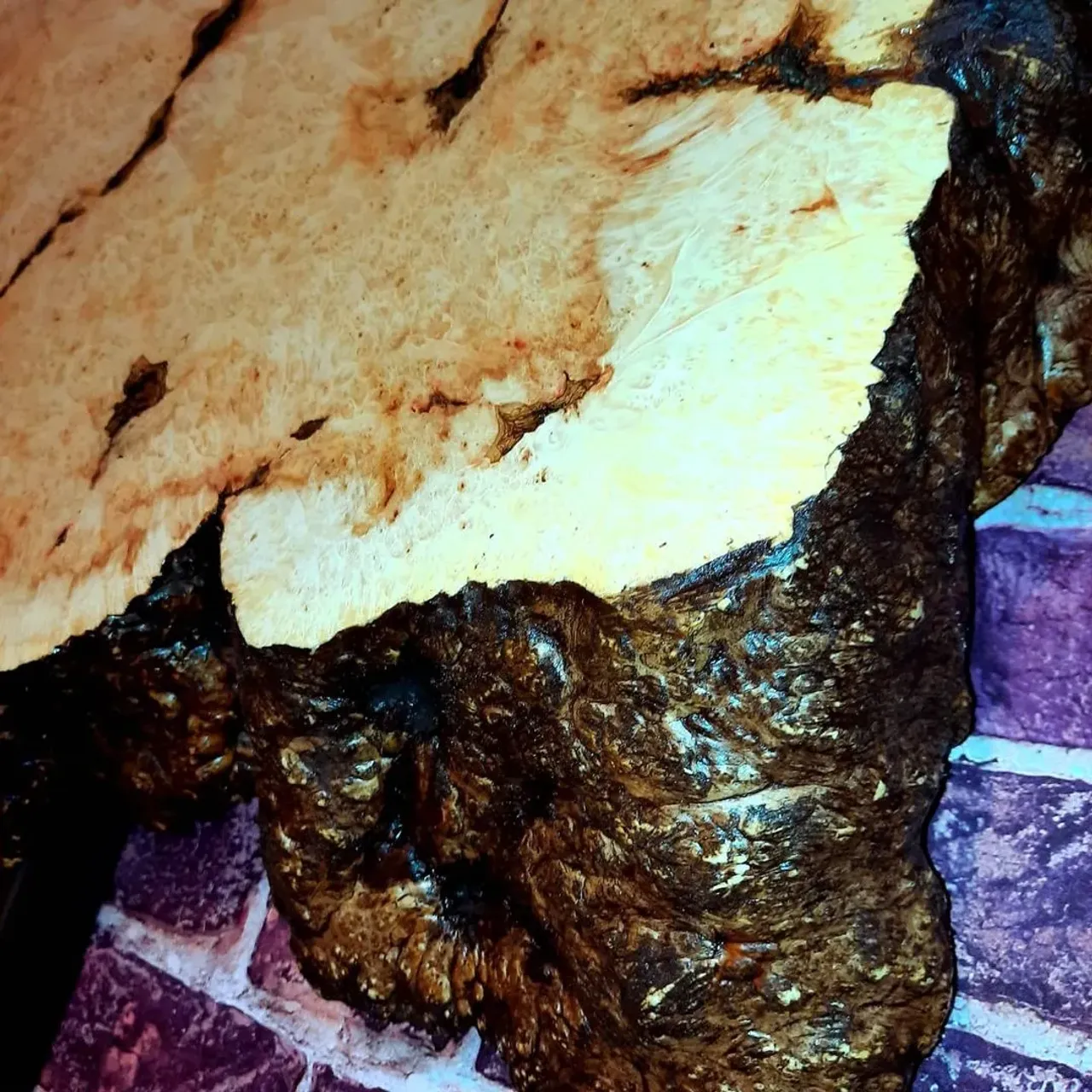 ЕСЛИ ВЫ ИЩЕТЕ ЧТО ТО ЭКСКЛЮЗИВНОЕ,ТО ЧТО ПРИКОВЫВАЕТ ВЗГЛЯД И ДЕЛАЕТ АКЦЕНТ В ЛЮБОМ ИНТЕРЬЕРЕ,ТО ЧТО ХОЧЕТСЯ ТРОГАТЬ И РАССМАТРИВАТЬ,ТО ЭТО ТО ЧТО ВАМ НУЖНО..КАПА КОРЕНЬ КЛЕНА ДИАМЕТРОМ 90 СМ,С НЕВЕРОЯТНО КРАСИВОЙ ТЕКСТУРОЙ,С ЗОЛОТЫМИ ПЕРЕЛИВАМИ И ЗАМЫСЛОВАТЫМИ СПЛЕТЕНИЯМИ ТЕКСТУРЫ НЕРАСКРЫВШИХСЯ СПЯЩИХ ПОЧЕК....
💥💥💥💥💥
#masterkoren52 #подарок #спилы #столы #стулья #мозаика #массив #мебель #можевельник #дерево #дизайн #дом #дуб #кап #круто #корнепластика #рустика #часы#архитектура#нижнийновгород#эксклюзив#интерьер #люстра#корень#капакорень#слэбы#панно#мебельлофт#деревяннаямозаика