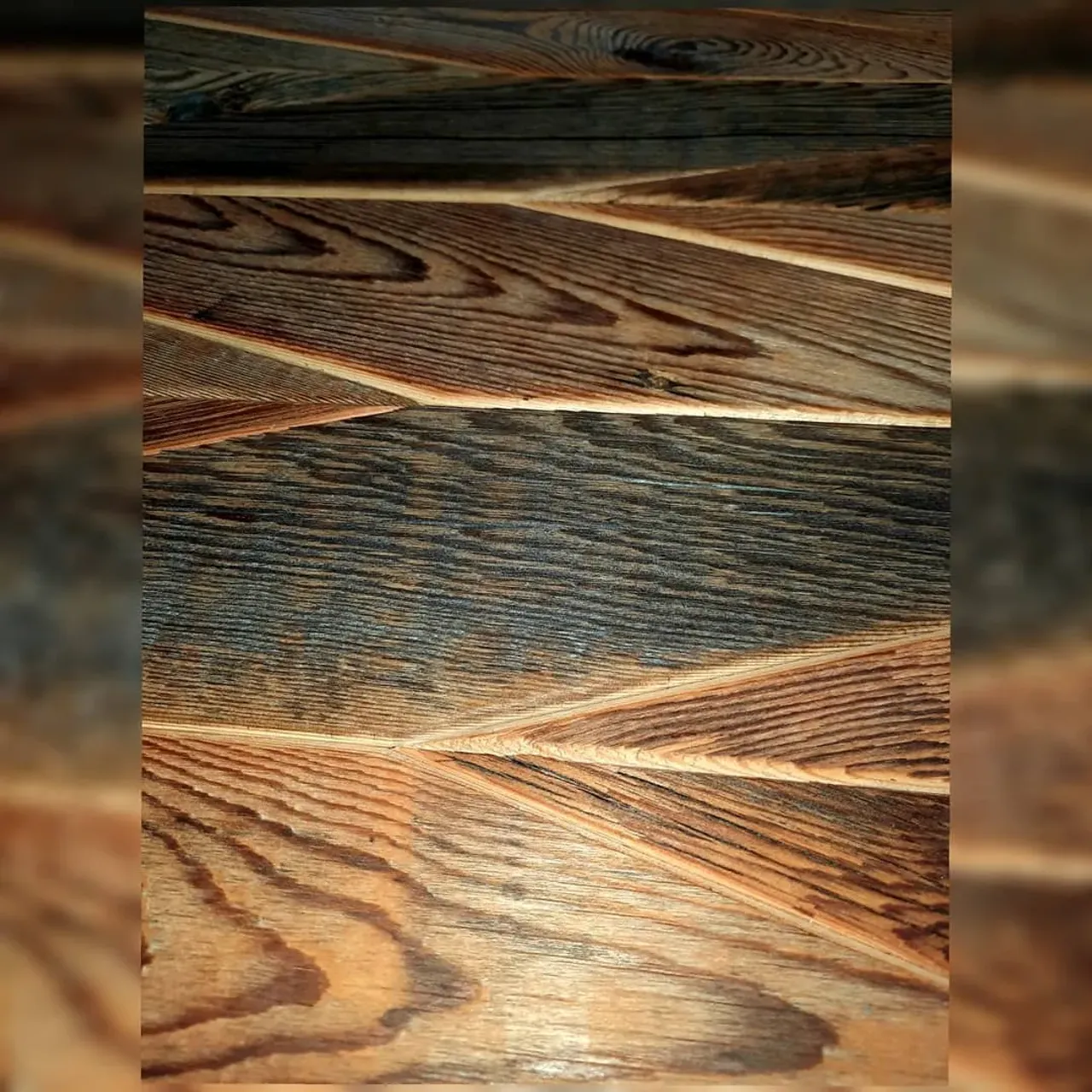 Что такое ретро-доска?

Это уникальный отделочный материал, рожденный Природой. Ретро-доска используется для дизайна интерьера в стиле Лофт, Ретро, Винтаж, Рустик, Скандинавский или в стиле альпийских шале и охотничьих домиков.
Отличительной особенностью старого дерева является глубокая фактура и рисунок, подаренные солнцем и ветром. 
В отличии от свежей древесины ретро-доска является стабильным материалом, который значительно меньше подвержен короблению.
Старое дерево очень гармонично вписывается в современные интерьеры. Ретро-досками можно отделывать стены и потолки, а мастера-профессионалы используют этот материал для создания мебели.
Ретро-доска доставляет эстетическое удовольствие, вызываеет незабываемые тактильные ощущения, несет в себе положительный заряд природной энергии.
💥💥💥
#masterkoren52 #подарок #спилы #столы #стулья #столрека #массив #мебель #можевельник #зеркалоизслэба#амбарнаядоска #живойкрай #дуб #кап #ретродоска #печатьнадосках #печатьнадоскахнижнийновгород #часынаспиле#картинынадосках#нижнийновгород#эксклюзив#интерьер #люстра#корень#капакорень#слэбы#панно#мебельлофт#деревяннаямозаика