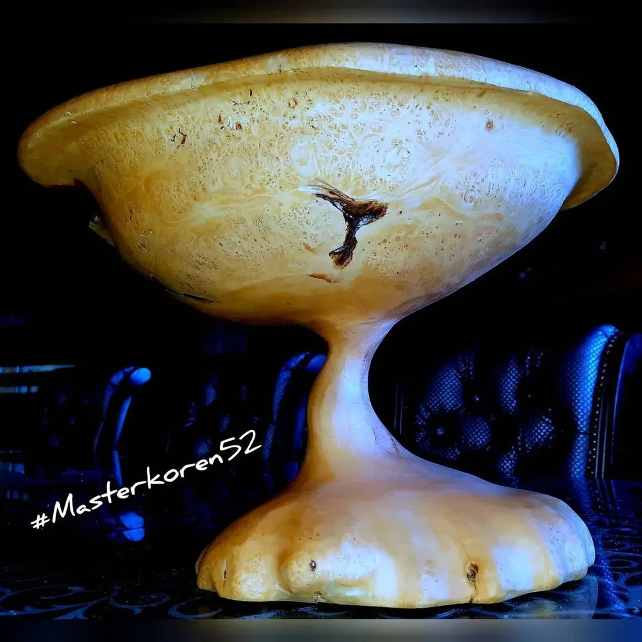 Ваза из Капа Клена,вырезана одной деталью....
Кап клена высоко ценится художниками из-за уникальной текстуры волокон, структуры и относительную редкость. Из него создают произведения прикладного искусства, предметов дизайна, уникальную мебель, декоративный шпон.
💥💥💥
#masterkoren52 #подарок #спилы #столы #стулья #столрека #массив #мебель #можевельник #зеркалоизслэба#амбарнаядоска #живойкрай #дуб #кап #ретродоска #печатьнадосках #печатьнадоскахнижнийновгород #часынаспиле#картинынадосках#нижнийновгород#эксклюзив#интерьер #люстра#корень#капакорень#слэбы#панно#мебельлофт#деревяннаямозаика