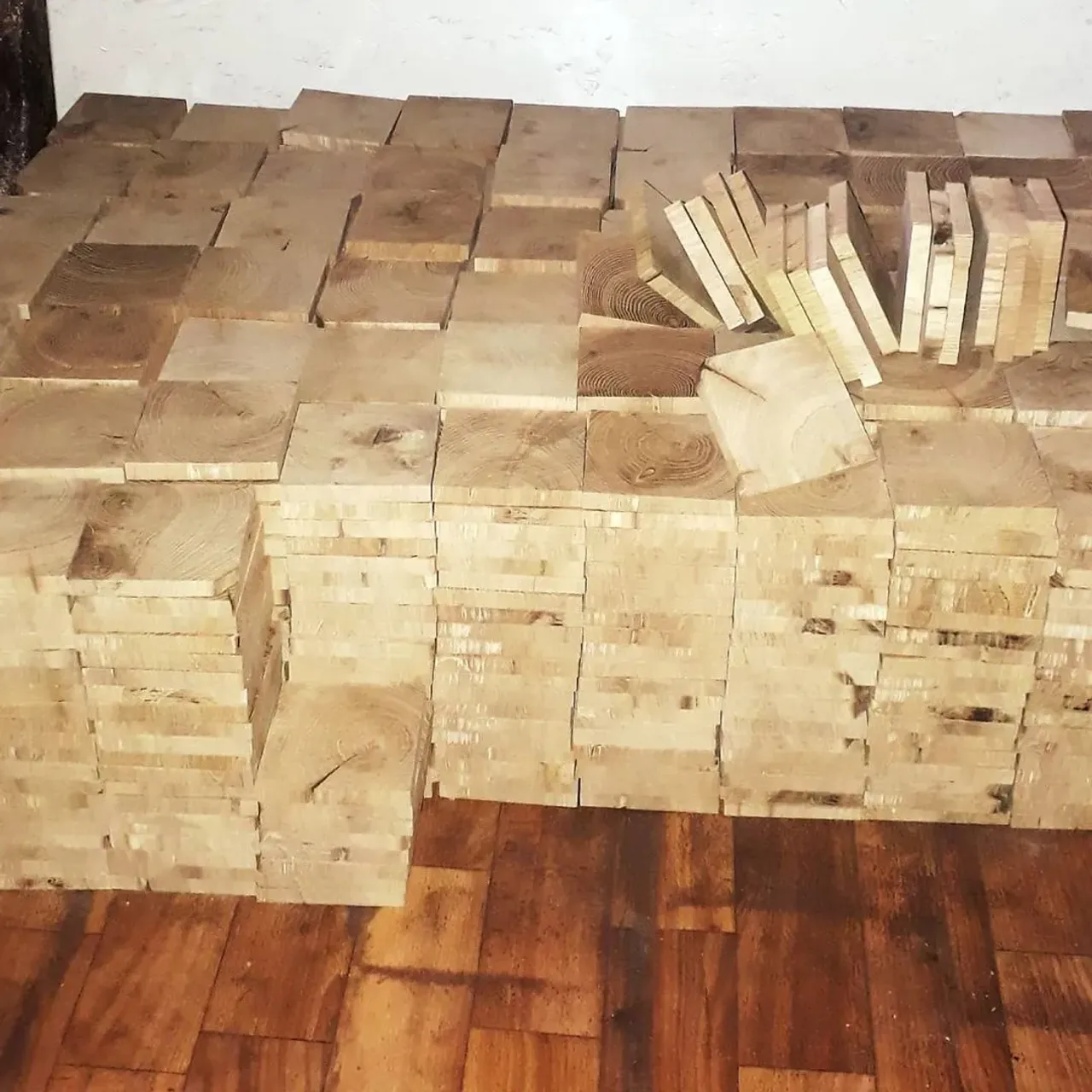 100% ВПИШЕТСЯ В ЛЮБОЙ ИНТЕРЬР,ЭТО КАК РАЗ ТОТ СЛУЧАЙ КОГДА НИЧЕГО НЕ ИСПОРТИШЬ В ДИЗАЙНЕ ,А ЛИШЬ ДОПОЛНИШЬ КРАСИВЫМ И ЯРКИМ АКЦЕНТОМ.....МОЗАИКА ИЗ ДУБА С СОХРАНЕНИЕМ ЦЕНТРА И КОЛЕЦ ТЕКСТУРЫ ДЕРЕВА
💢💢💢💢💢💢
#masterkoren52 #подарок #спилы #столы #стулья #мозаика #массив #мебель #можевельник #дерево #дизайн #дом #дуб #кап #круто #корнепластика #рустика #часы#архитектура#нижнийновгород#эксклюзив#интерьер #люстра#корень#капакорень#слэбы#панно#мебельлофт#деревяннаямозаика