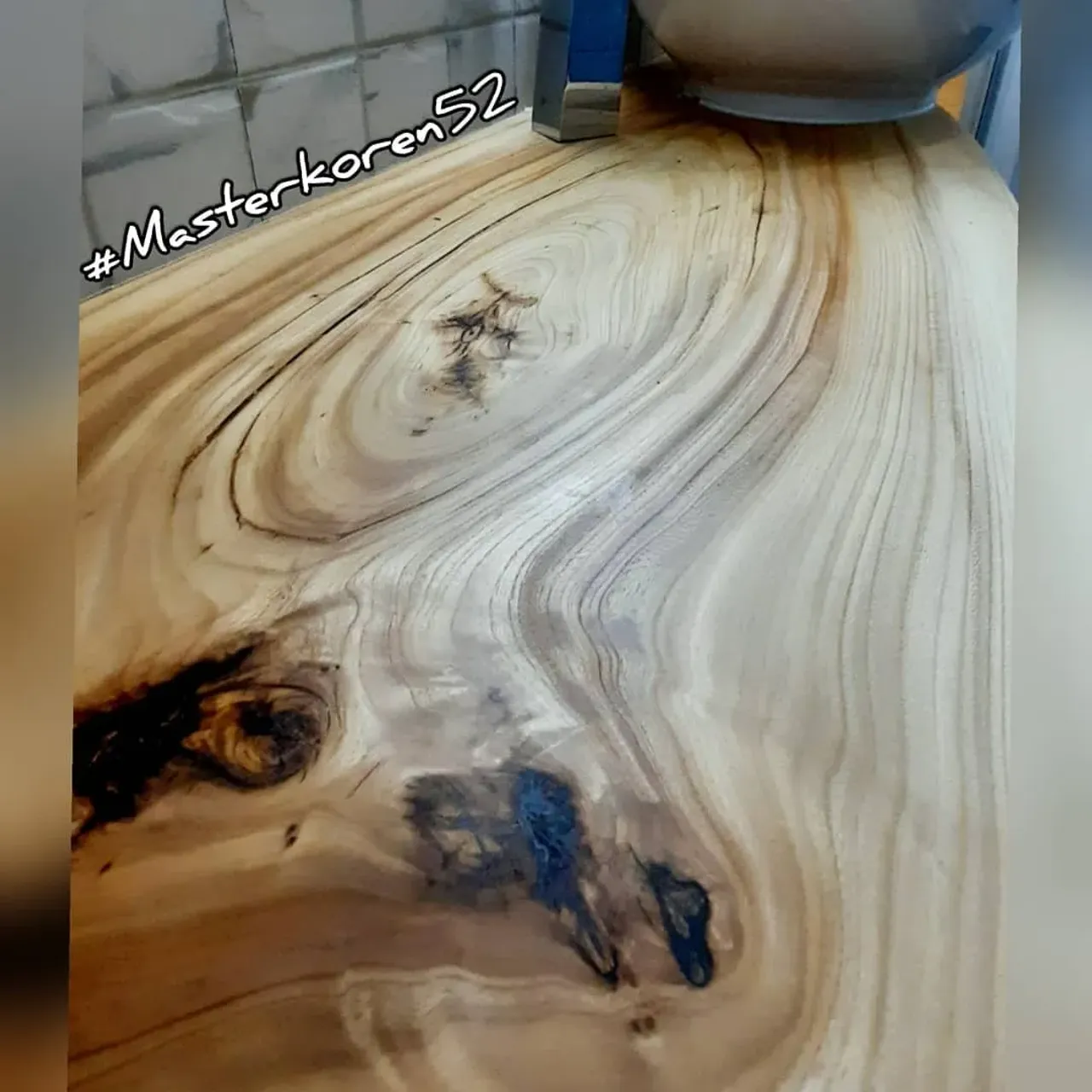 СТОЛЕШНИЦА ТАНГЕНТАЛЬНЫЙ СПИЛ ВЯЗА(КАРАГАЧ).
💥💥💥
#masterkoren52 #подарок #спилы #столы #стулья #столрека #массив #мебель #можевельник #зеркалоизслэба#амбарнаядоска #живойкрай #дуб #кап #ретродоска #печатьнадосках #печатьнадоскахнижнийновгород #часынаспиле#картинынадосках#нижнийновгород#эксклюзив#интерьер #люстра#корень#капакорень#слэбы#панно#мебельлофт#деревяннаямозаика