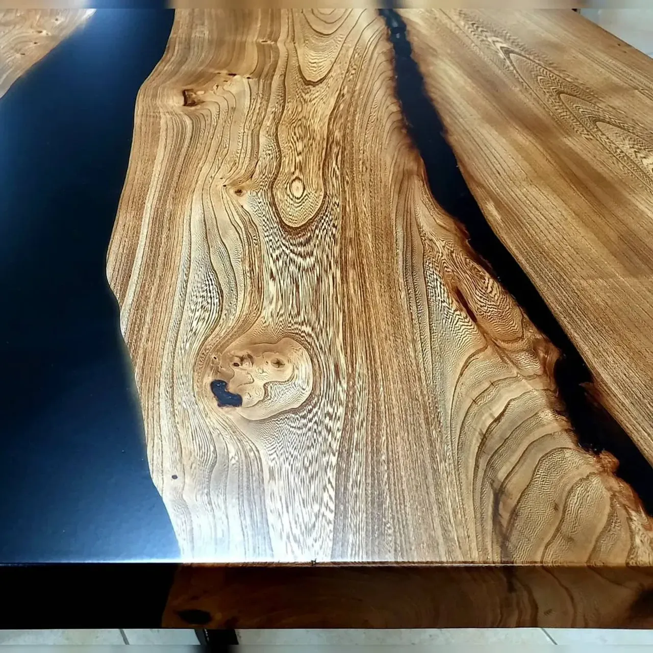 СТОЛ-РЕКА(ВЯЗ-КАРАГАЧ)
💥💥💥
#masterkoren52 #подарок #спилы #столы #стулья #столрека #массив #мебель #можевельник #зеркалоизслэба#амбарнаядоска #живойкрай #дуб #кап #ретродоска #печатьнадосках #печатьнадоскахнижнийновгород #часынаспиле#картинынадосках#нижнийновгород#эксклюзив#интерьер #люстра#корень#капакорень#слэбы#панно#мебельлофт#деревяннаямозаика