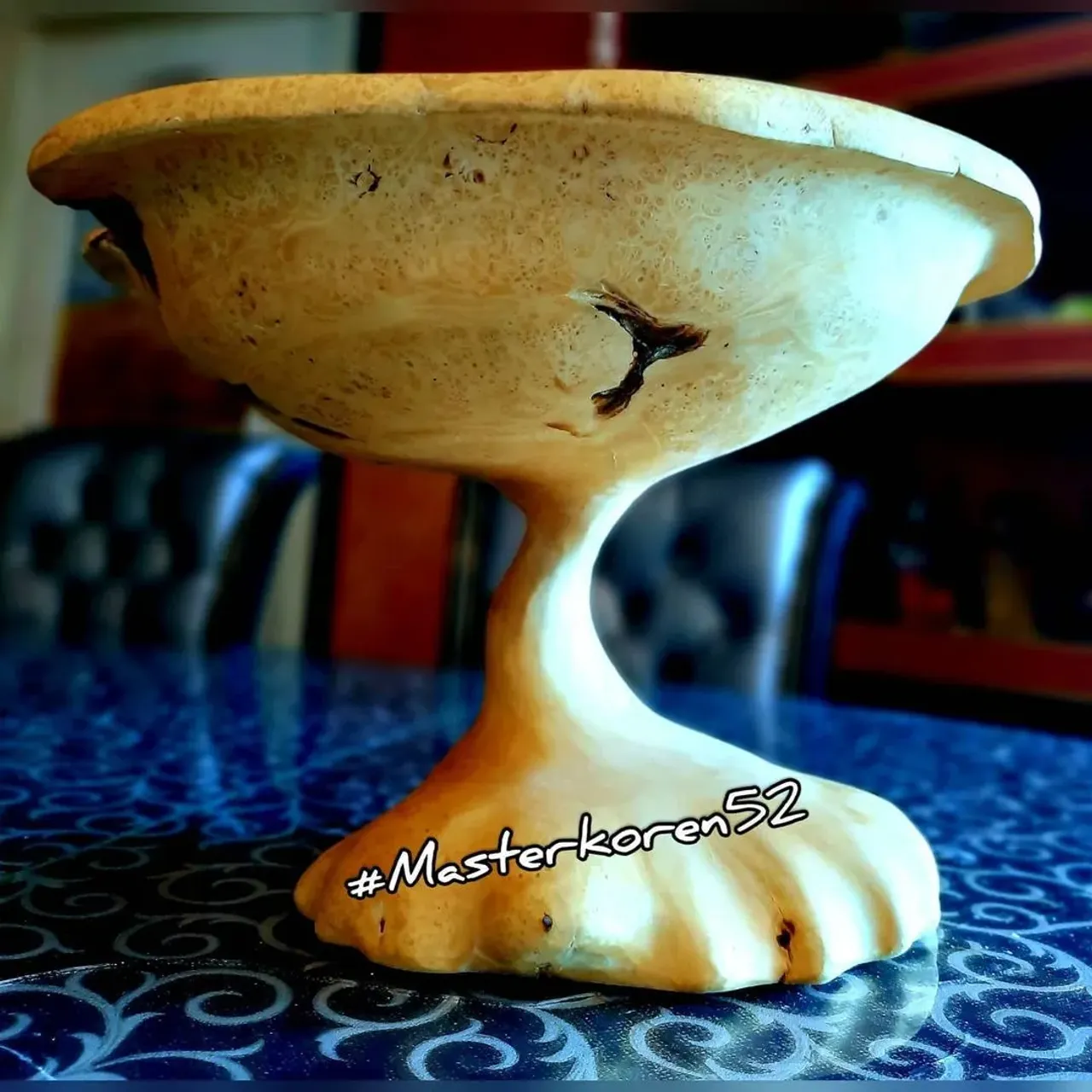 Ваза из Капа Клена,вырезана одной деталью....
Кап клена высоко ценится художниками из-за уникальной текстуры волокон, структуры и относительную редкость. Из него создают произведения прикладного искусства, предметов дизайна, уникальную мебель, декоративный шпон.
💥💥💥
#masterkoren52 #подарок #спилы #столы #стулья #столрека #массив #мебель #можевельник #зеркалоизслэба#амбарнаядоска #живойкрай #дуб #кап #ретродоска #печатьнадосках #печатьнадоскахнижнийновгород #часынаспиле#картинынадосках#нижнийновгород#эксклюзив#интерьер #люстра#корень#капакорень#слэбы#панно#мебельлофт#деревяннаямозаика