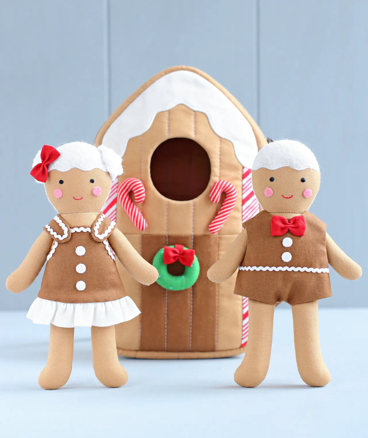 You can never have too many gingerbreads! :) Small, but exceedingly cute sewing project — a gingerbread house, which is actually a bag to carry a gingerbread boy or girl rag doll! Lots of fun to make and a great Christmas gift for a kid! Sew it quickly and easily with my sewing pattern!