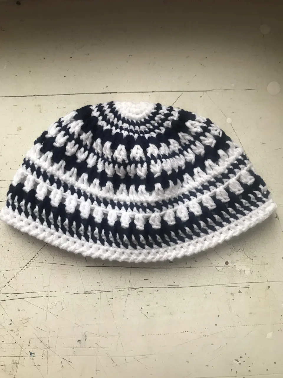 Finished my wool skull cap. I crocheted it for several days. Used different yarn. The result you see.