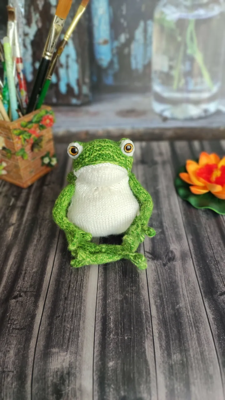Cute frog 🐸

#funnytoad #crazyfrog #greenfrog #handmade #stuffedanimals #plushtoys #knittedtoys
