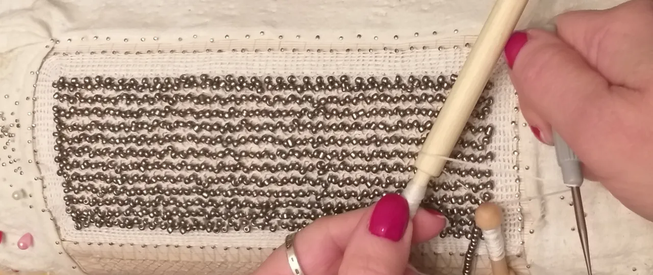 Lace weaving on bobbin bags with beads. The whole process.