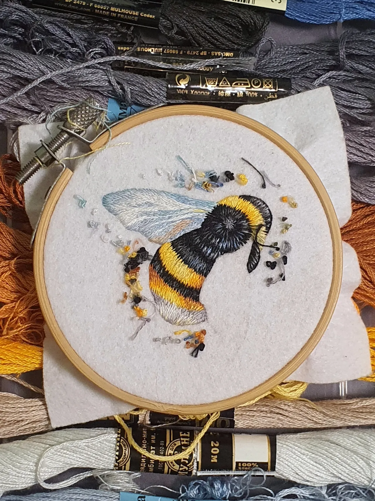 I am drawing. My paints are threads, and my brush is a needle in my hands. Please like if you enjoy watching the embroidery process.