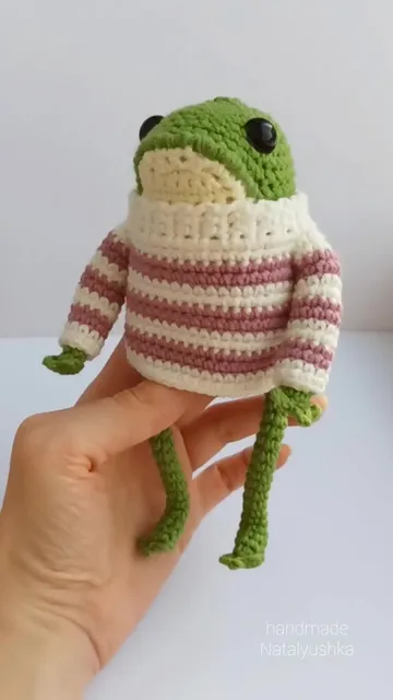 Crocheted frog in a sweater.

height: 16 cm. (6")

#handmadefrog #toyfrog #froginlive #toad #crochetfrog #greentoad