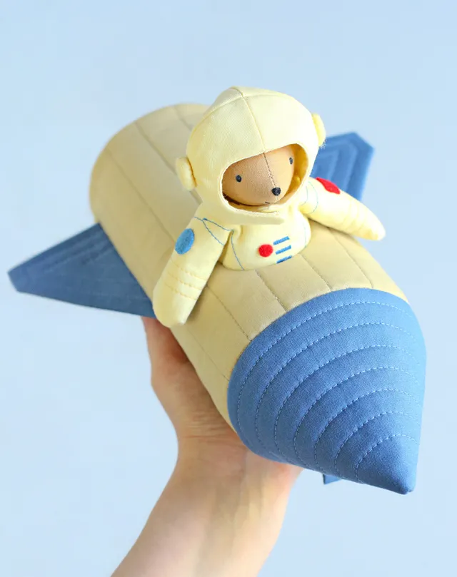 It's time to start a new space adventure! Get ready for it with my new sewing pattern and make your own astronaut bear with a space rocket for hours of fun!