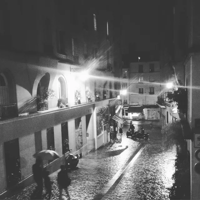 J’aimais bien regarder dehors à l’époque. 
Parfois je me souviens de mon appartement à Paris 5ème. 
#paris #5ème 
rue lhomond
비가와도 괜찮아