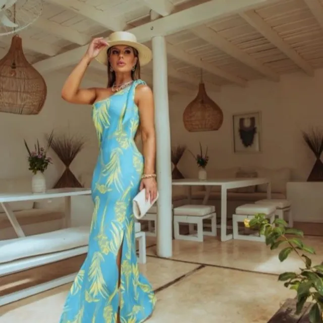 Colorful dress with knot on one shoulder.
Made with Brazilian polyamide that adapts to your body and has a great softness.
.
.
.
.
#brazilianclothes 
#brazilianfashion 
#brazilianclothing