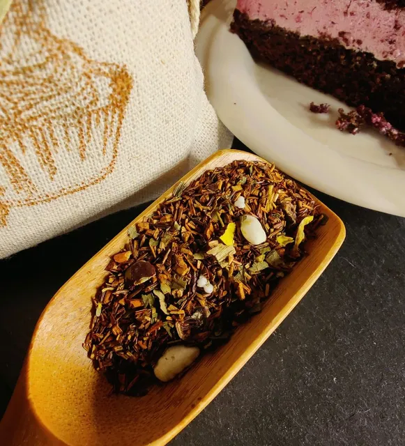 Beautiful, sweet Sword Mountains Spice Cake - for cold evenings, if you're looking for desert-in-a-cup 🥧

#dndtea #dungeonsanddragons #fantasytea #swordmountains #forgottenrealms #teablend #etsy #artisan